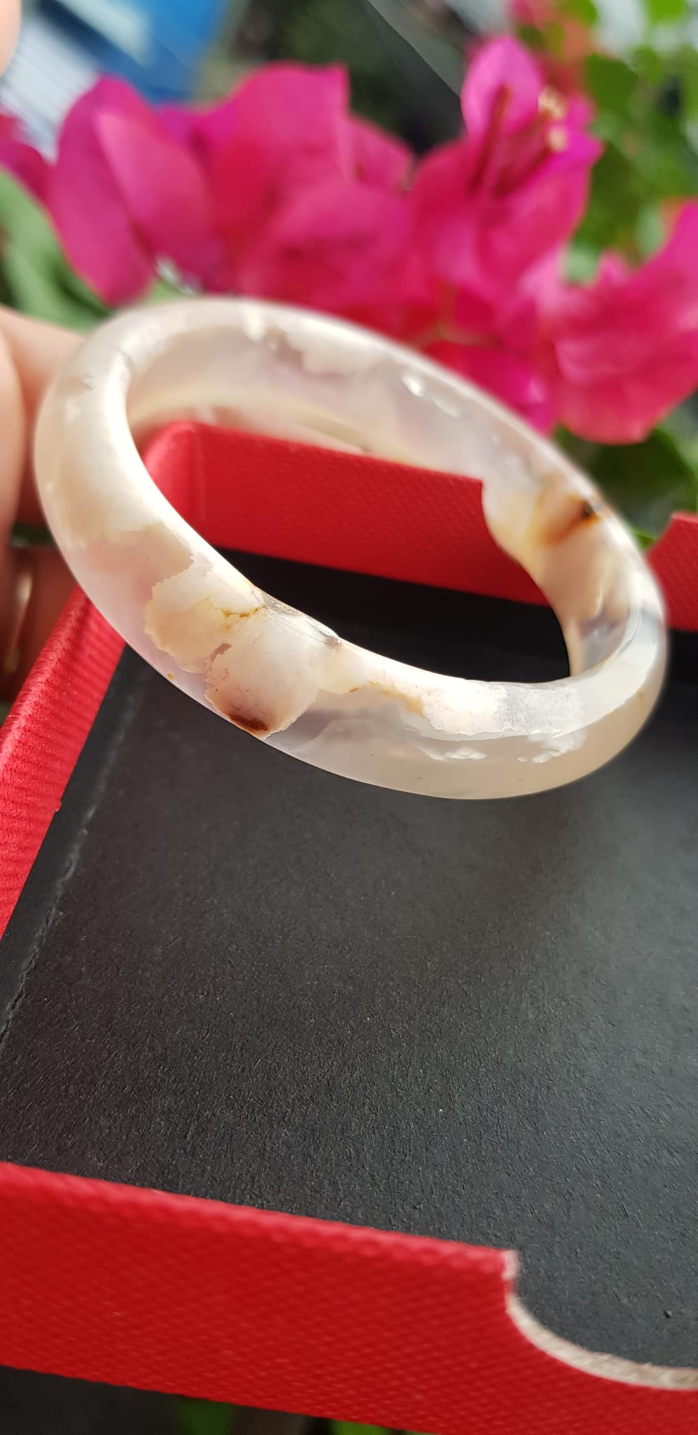 Vòng tay phong thuỷ Nữ Bản Hẹ Đá Mã Não trắng vàng nhẹ bông hoa bóng đẹp Vòng tay Nữ Ni 48mm x Cao 11mm x dầy 6mm Nữ tay nhỏ cân nặng 30kg - 45kg đeo đẹp ạ