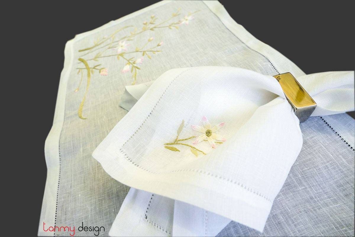 Bộ lót đĩa và khăn ăn linen thêu hoa cỏ