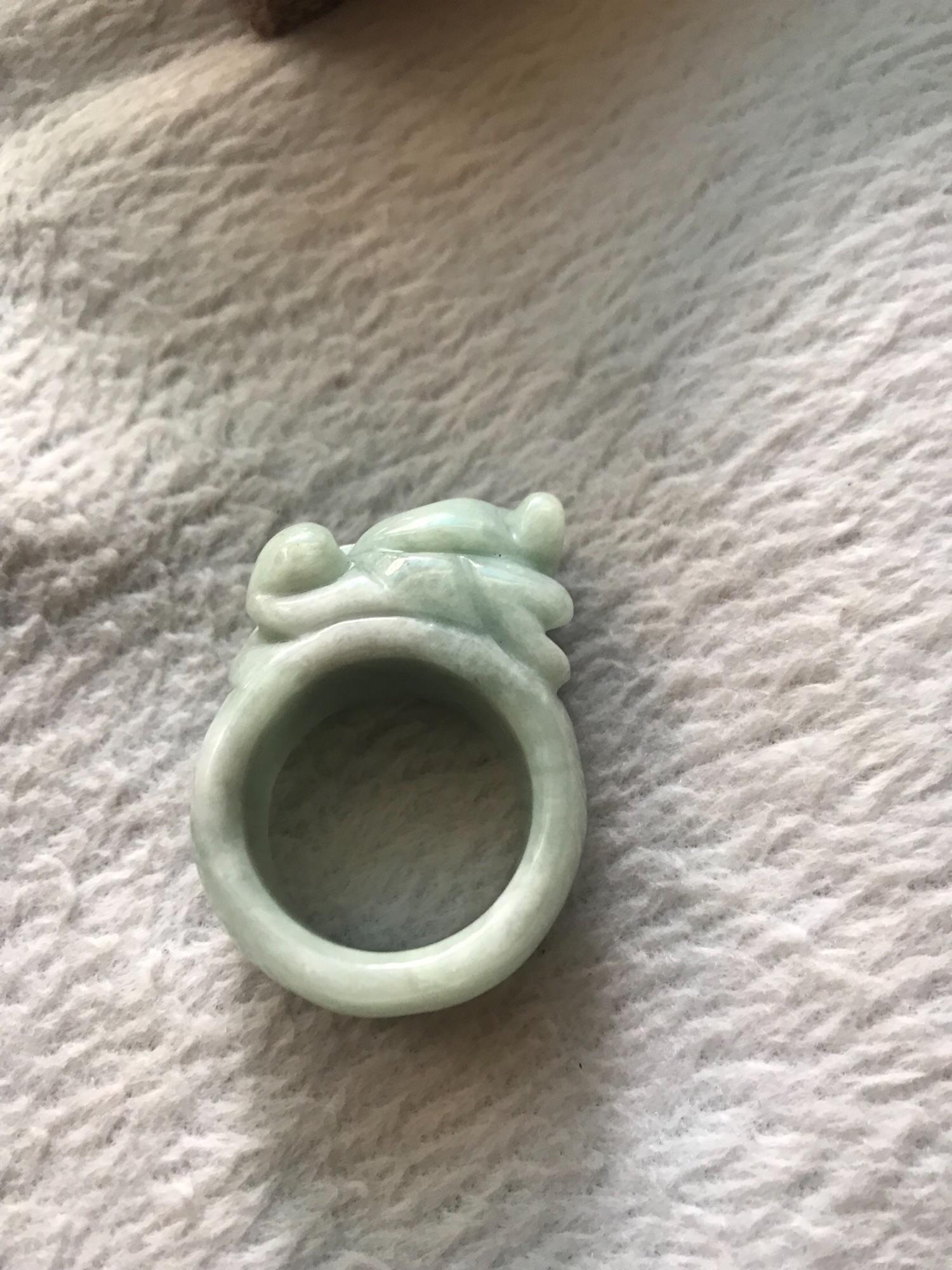 CHIẾC NHẪN CẨM THẠCH TỰ NHIÊN MẶT TỲ HƯU BẢN TO NAM ĐEO VÒNG TRONG 20mm Size cao 41mm ngang 29mm XANH SÁNG NGÀ BÓNG