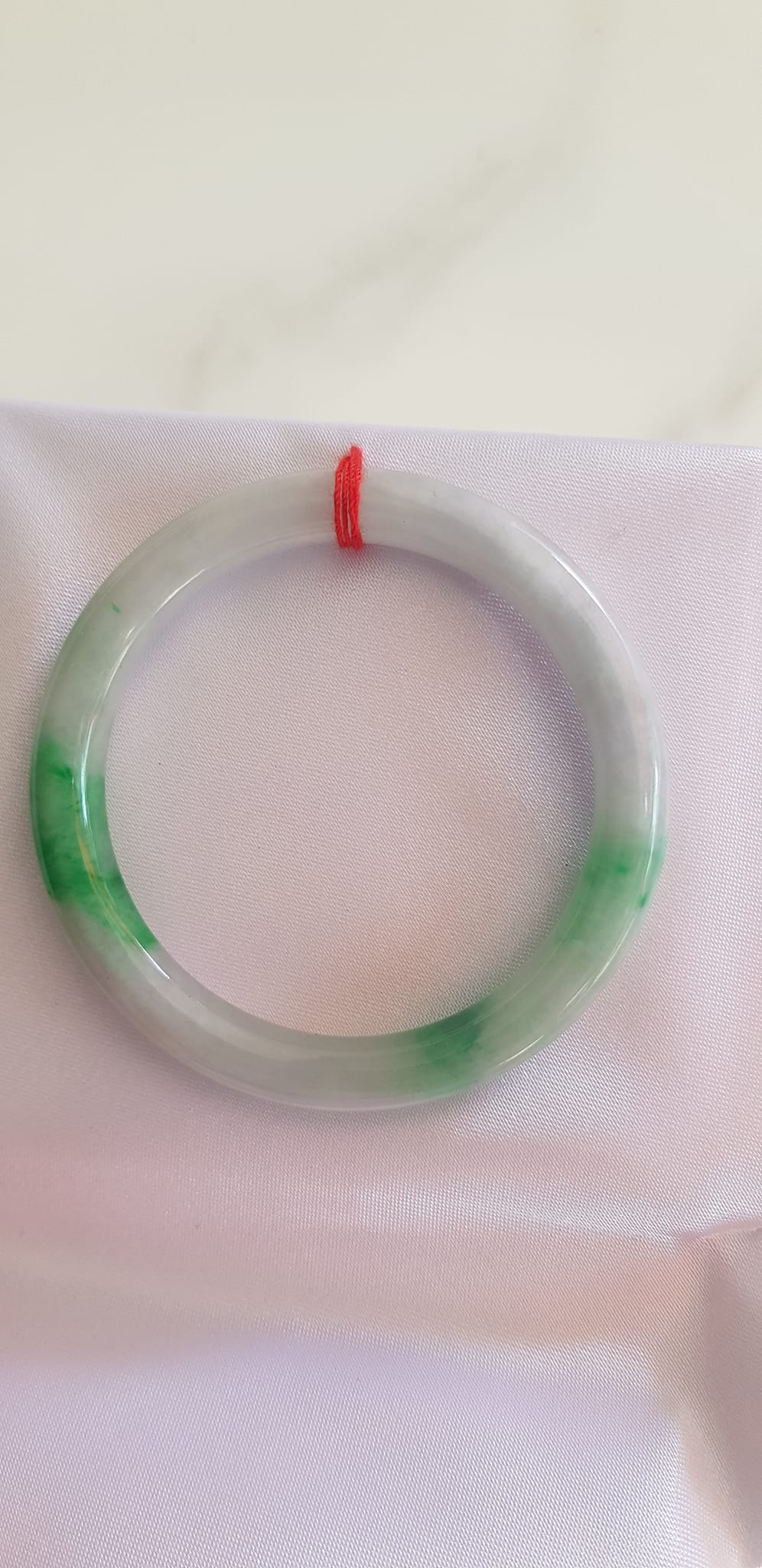 Vòng Cẩm Thạch tự nhiên đẹp Tr Lý Sao 47mm x chột 6,5mm Vòng màu trắng sữa điểm xanh lý đậm bóng mượt đẹp xinh sang tay lắm Nữ tay nhỏ 30kg - 47kg đeo đẹp ạ