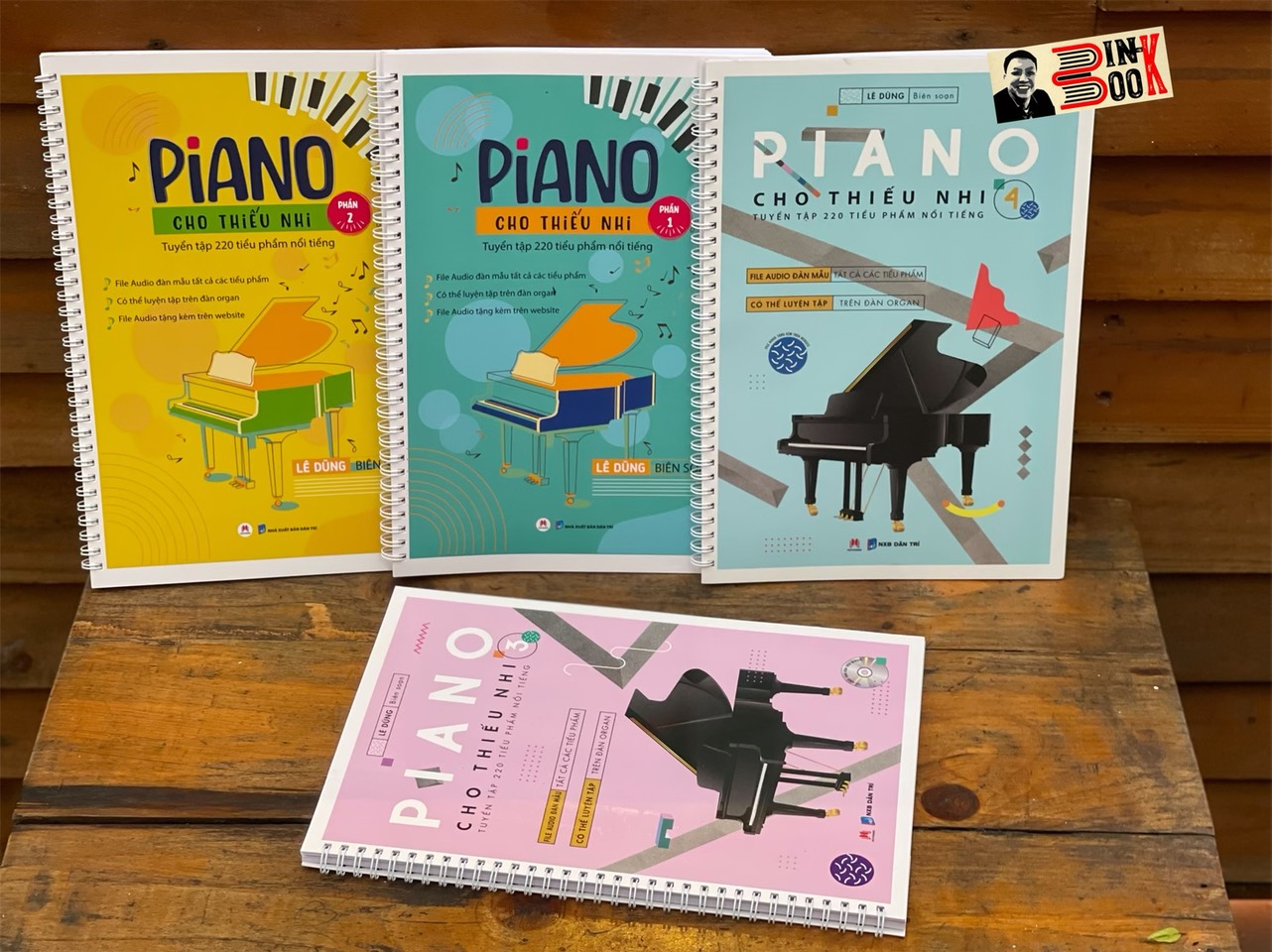 (Trọn bộ 4 phần) PIANO CHO THIẾU NHI – Tuyển tập 220 tiểu phẩm nổi tiếng – Lê Dũng biên soạn – Huy Hoàng Bookstore – NXB Dân Trí (Bìa mềm)