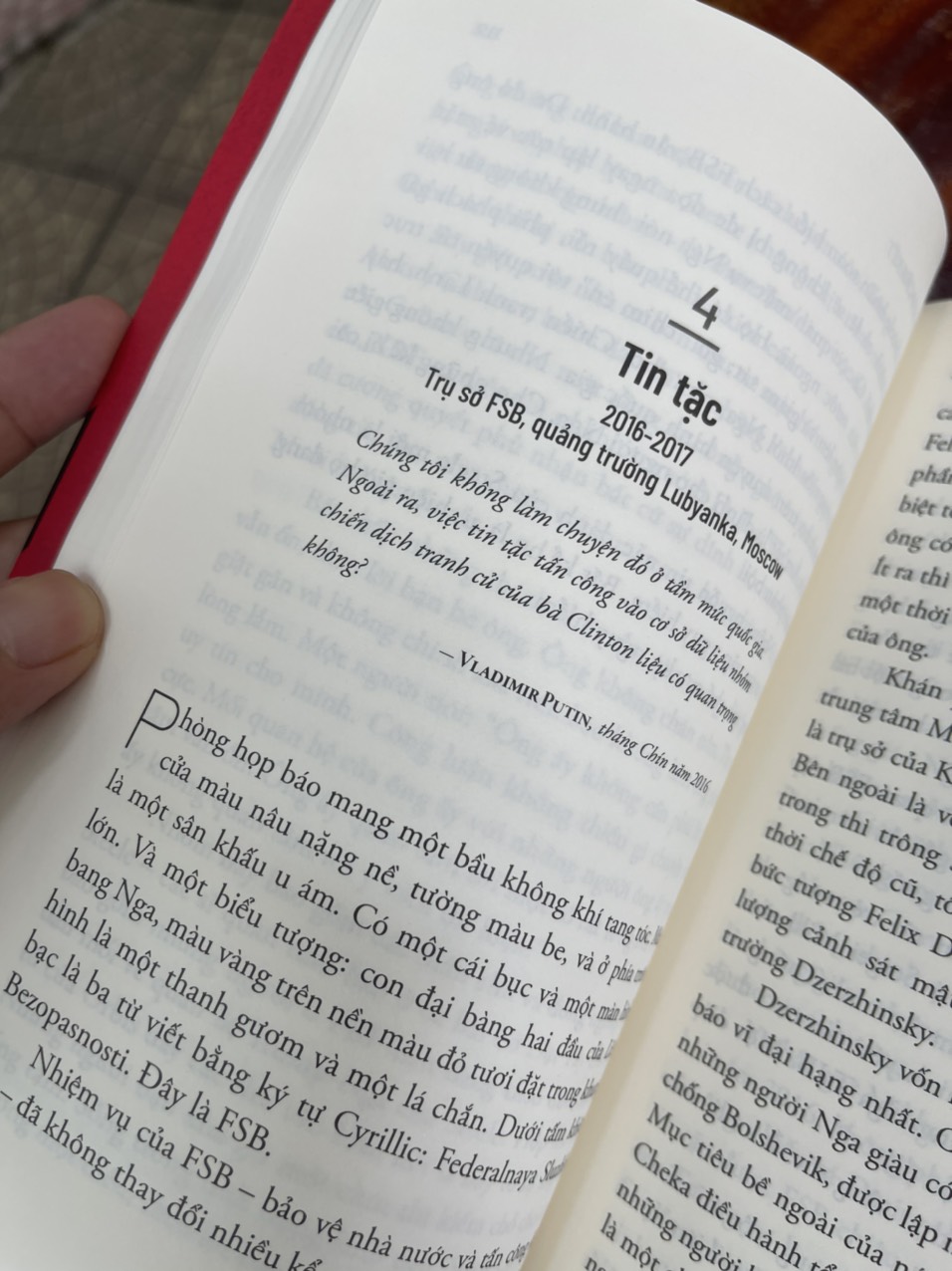 ÂM MƯU CÂU KẾT - CHÍNH TRỊ HOA KỲ BỊ THAO TÚNG TỪ BÊN NGOÀI NHƯ THẾ NÀO ? - Luke Harding - Trần Trọng Hải Minh dịch – Nhã Nam – bìa mềm