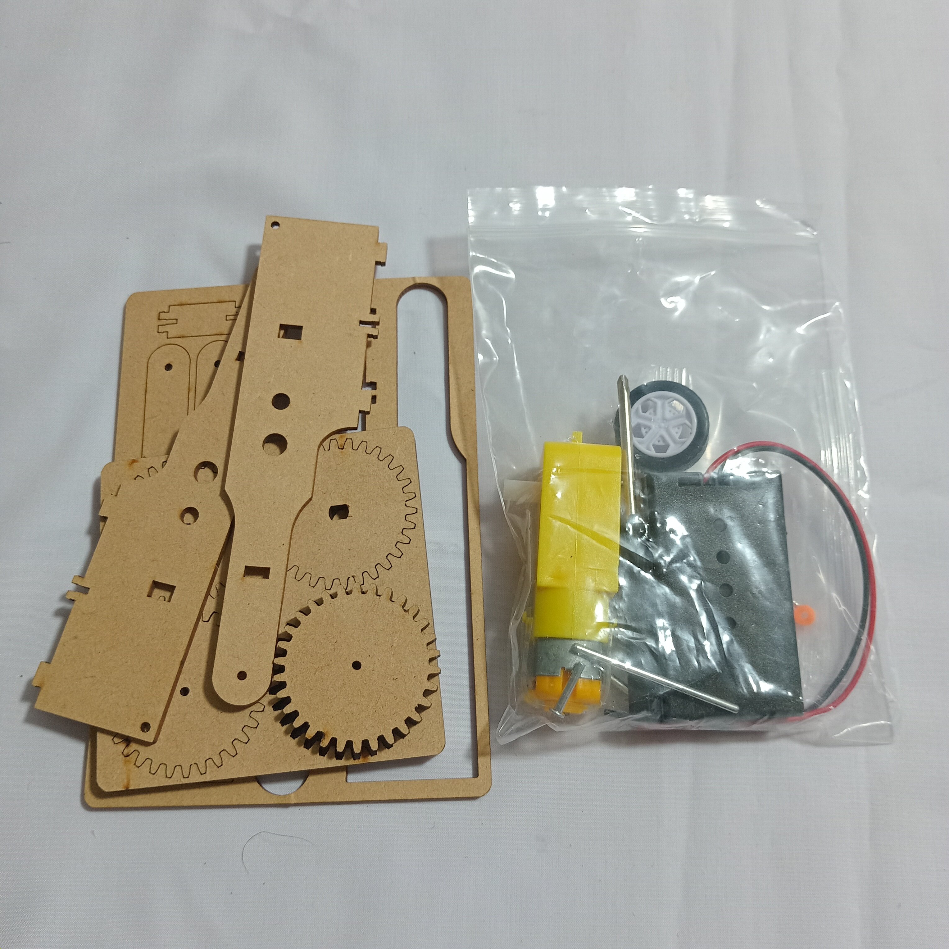 Đồ chơi STEM - Mô Hình Xe Bánh Răng Chạy Bằng Pin