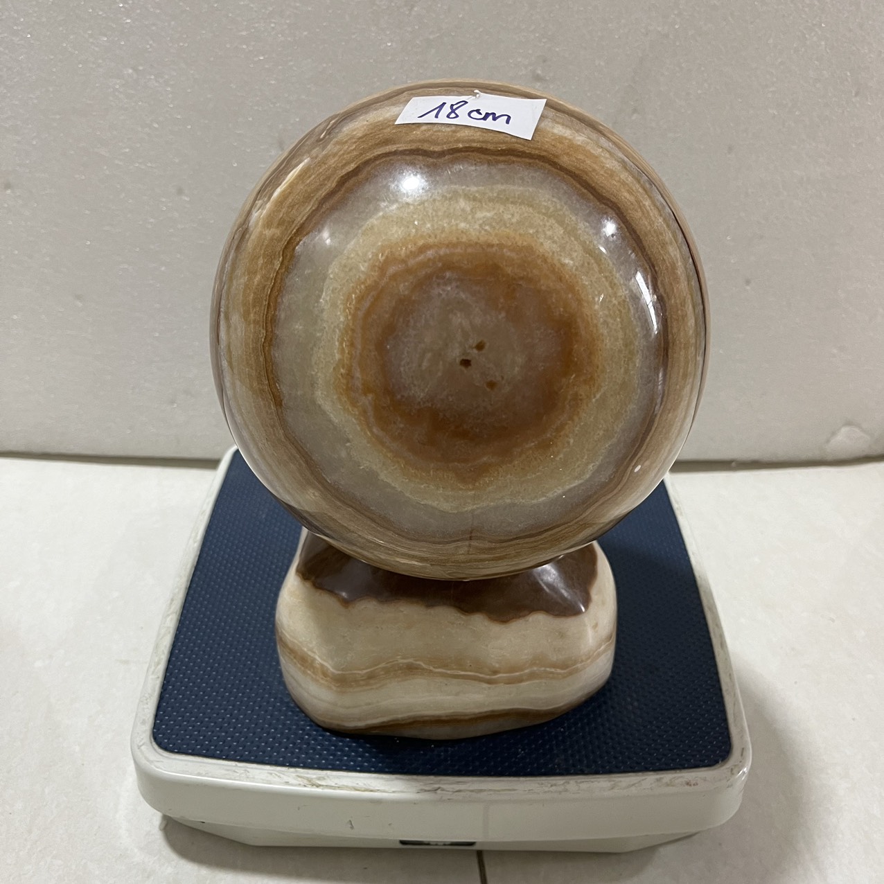 Cầu bi đá tự nhiên đường kính 18 cm, nặng 11 kg có đế màu vàng vân cực đẹp cho người mệnh Kim và Thổ