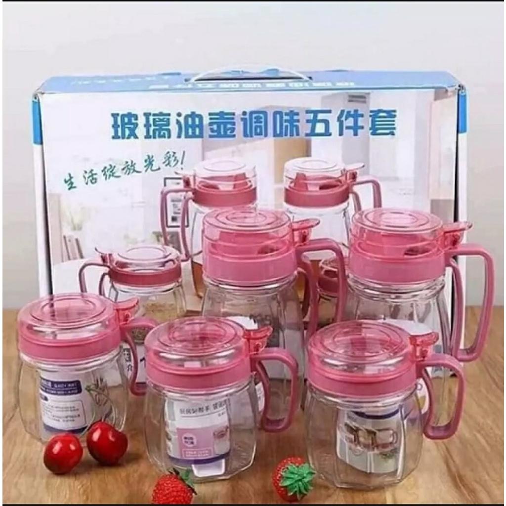 Combo 5 Hủ Đựng Gia Vị Thủy Tinh Gồm 2 Bình Rót Và 3 Hũ Đựng Chất Lỏng Có Nắp Bật Tặng Kèm Thìa Tiện Lợi Trong Nhà Bếp.