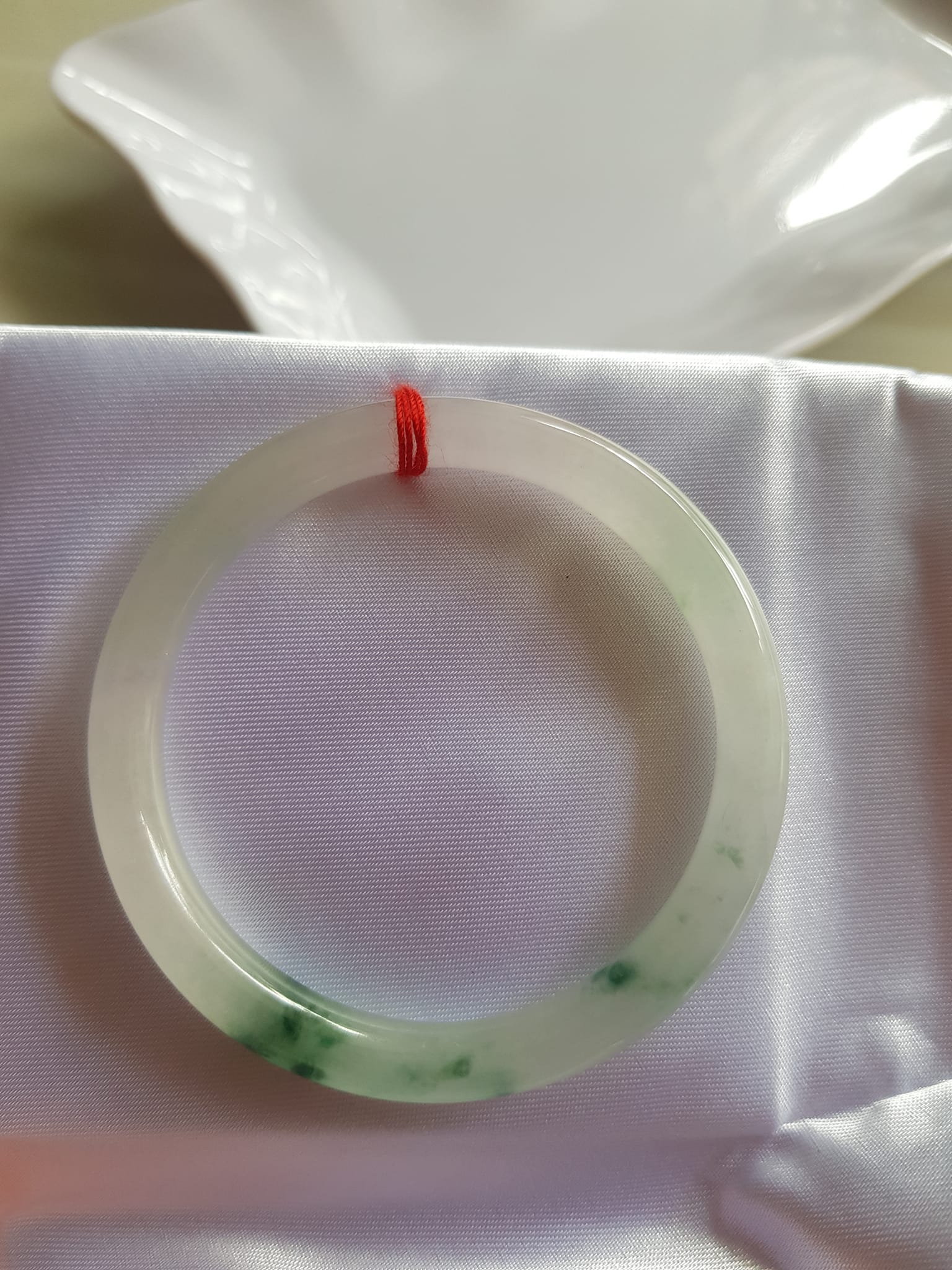 Vòng đeo tay Nữ đá cẩm thạch tự nhiên Tím Lý 50mm x cọng nhỏ 6,2 mm màu trắng bóng 1 bên xanh lý đậm ánh tím nhẹ thiệt đẹp Màu trắng bóng 1 bên xanh lý đậm ánh tím nhẹ thiệt đẹp Nữ cân Nặng 50kg-55kg đeo đẹp ạ