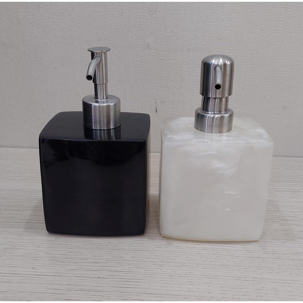 Bình đựng sữa tắm để bàn