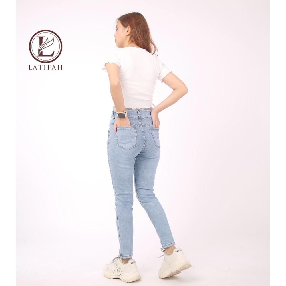 Quần jeans dài nữ co giãn Latifah cạp thường lưng bản to mài xước màu xanh nhạt QD030