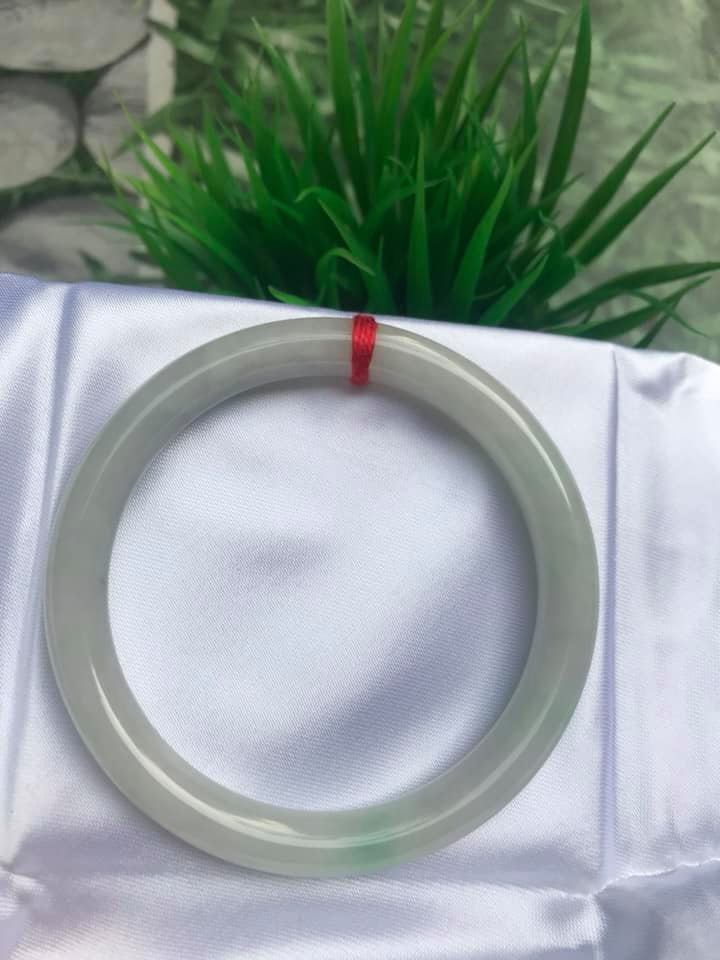 VÒNG TAY ĐÁ CẨM THẠCH MỚI TRẮNG LÝ 54  Size vòng 54mm x dầy 8mm  MÀU TRẮNG BÓNG CHẤM XANH LÝ NỮ 54kg đến 64kg Đeo