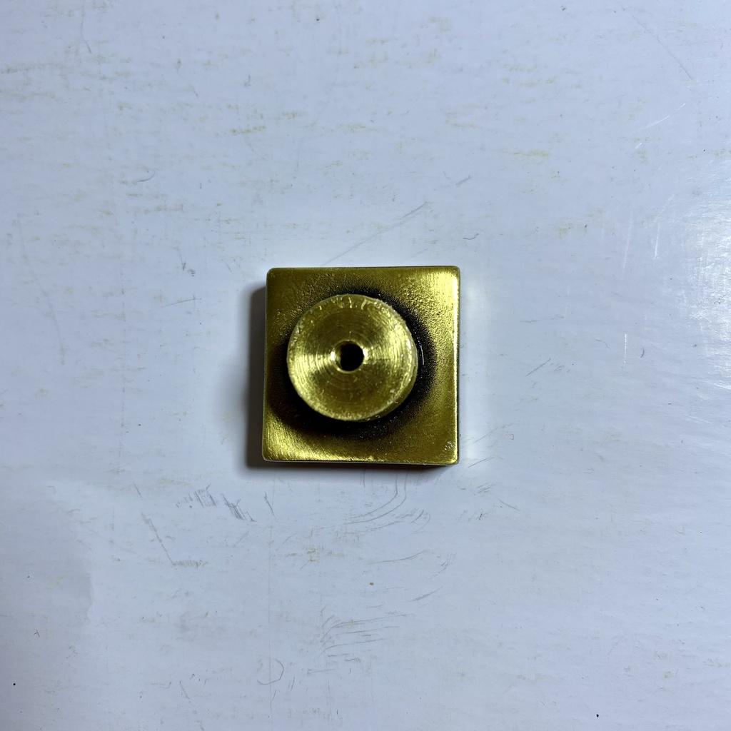 NÚM TỦ VUÔNG CHỮ THẬP CHẤT LIỆU ĐỒNG