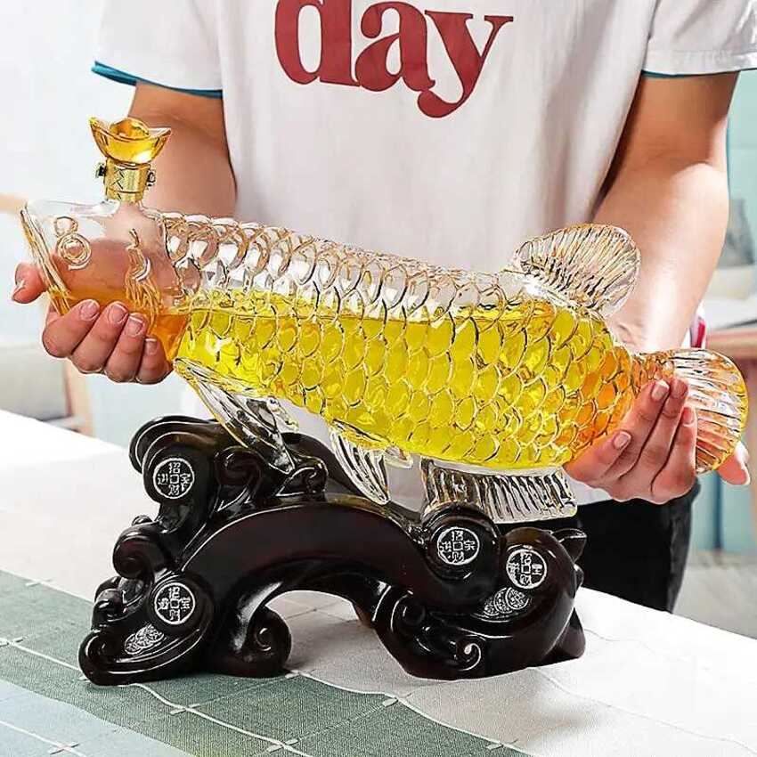 Bộ vali Bình Thủy Tinh Đựng Rượu cá kim long 1,500ML cao cấp – kèm vali da và đế gỗ - Chai Đựng Rượu Thủy Tinh làm quà tân gia, sinh nhật ý nghĩa