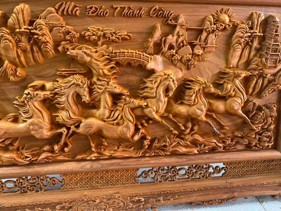 Hình ảnh Trang gỗ điêu khắc tích mã đáo thành công bằng gỗ hương đỏ kt 67×127×4cm