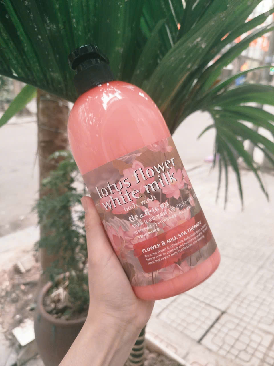 Sữa tắm hương sen Hàn Quốc Welcos Lotus Flower White Milk 750ml