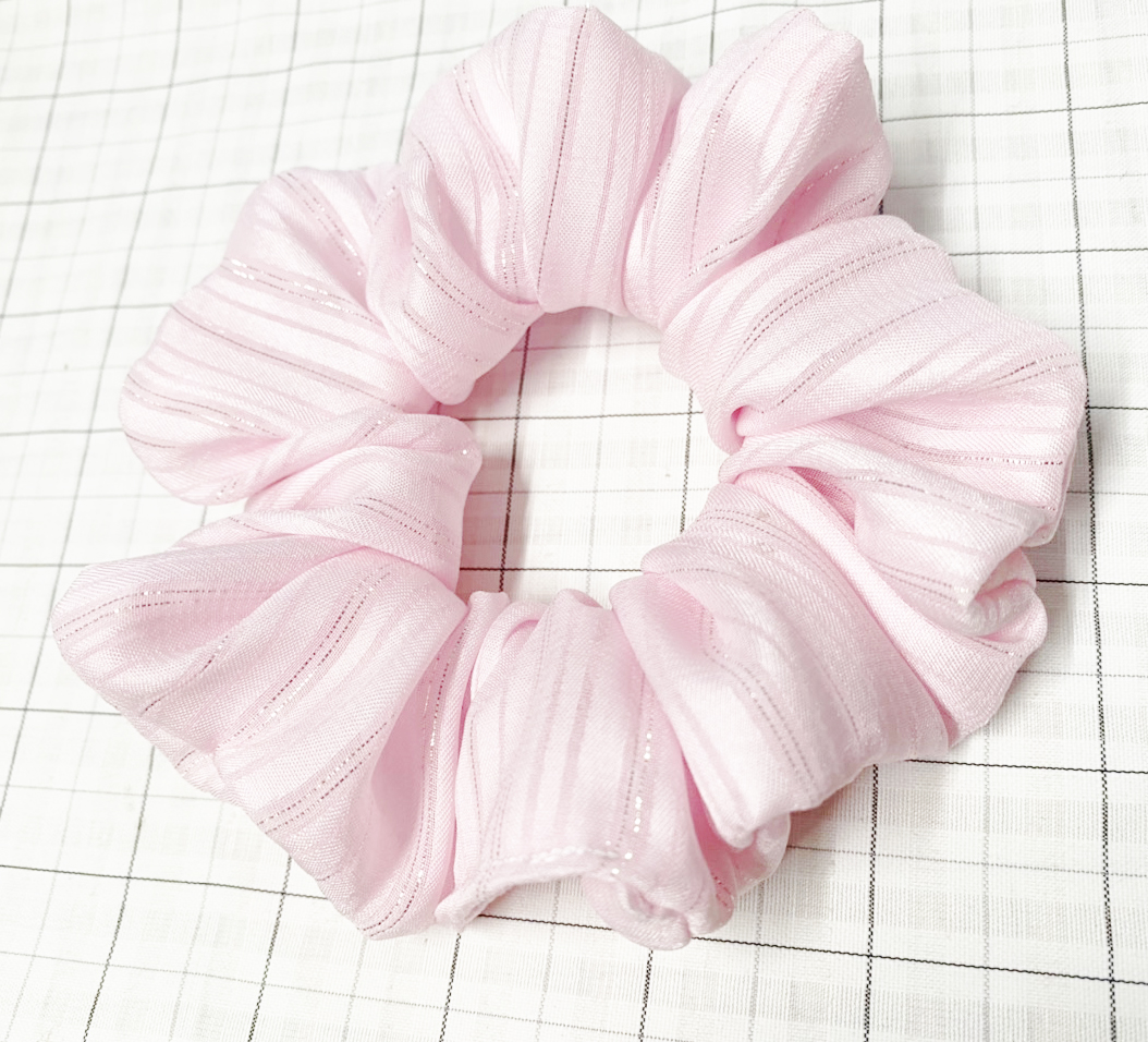 Dây cột tóc scrunchies mẫu mới màu hồng phấn vân ánh kim