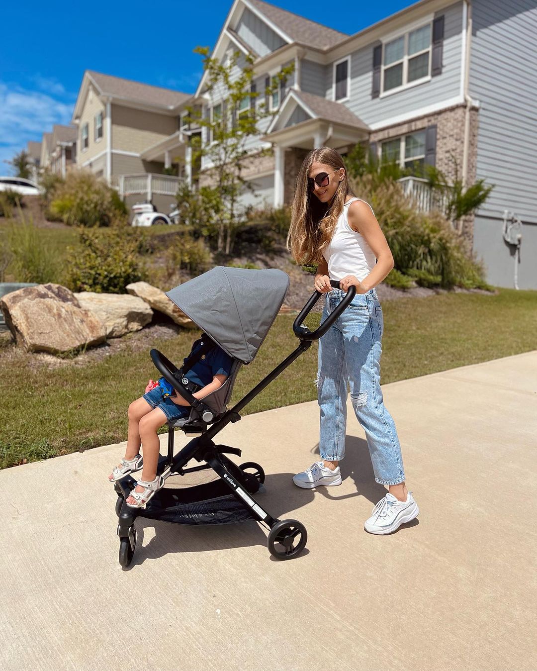 Unilove Xe đẩy siêu nhẹ 2 trong 1 On The Go dễ dàng gấp gọn, có mái vòm chống tia UV và ghế ngồi xoay 360 độ