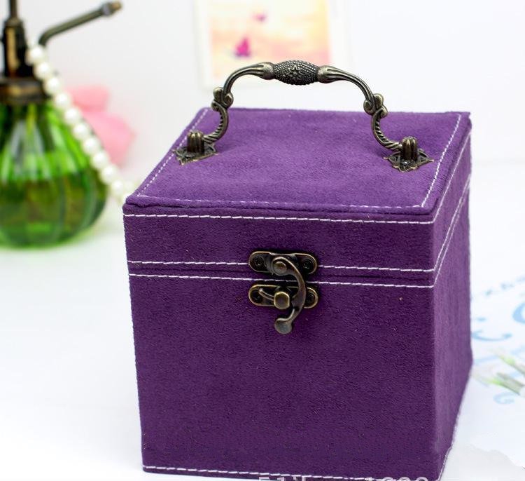 Hộp đựng đồ trang sức nhung nhỏ