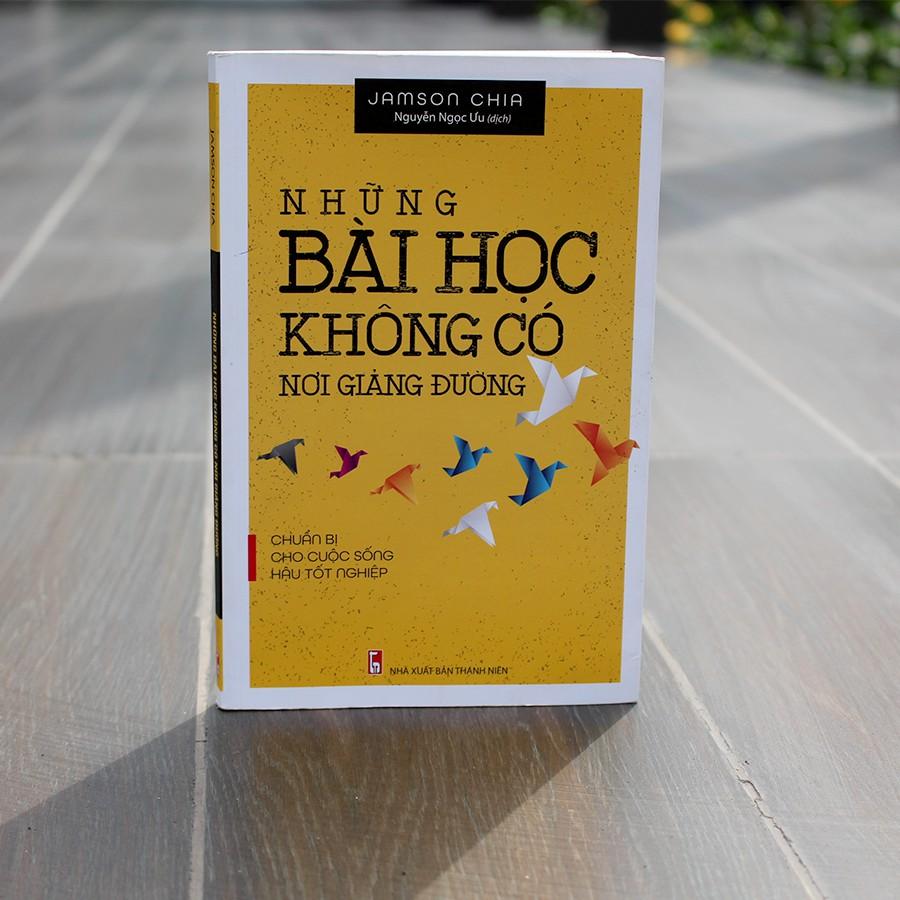 ComBo 2 Cuốn: 20-30 Tuổi Mười Năm Vàng Quyết Định Bạn Là Ai + Những Bài Học Không Có Nơi Giảng Đường - Bản Quyền