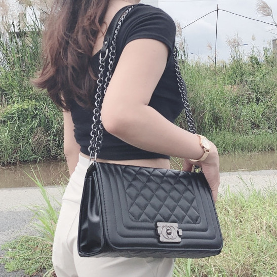 Túi đeo chéo nữ, kèm dây xích, có gắn dây nịt đính kèm, kiểu túi đeo chéo nữ phổ biến trên thị trường
