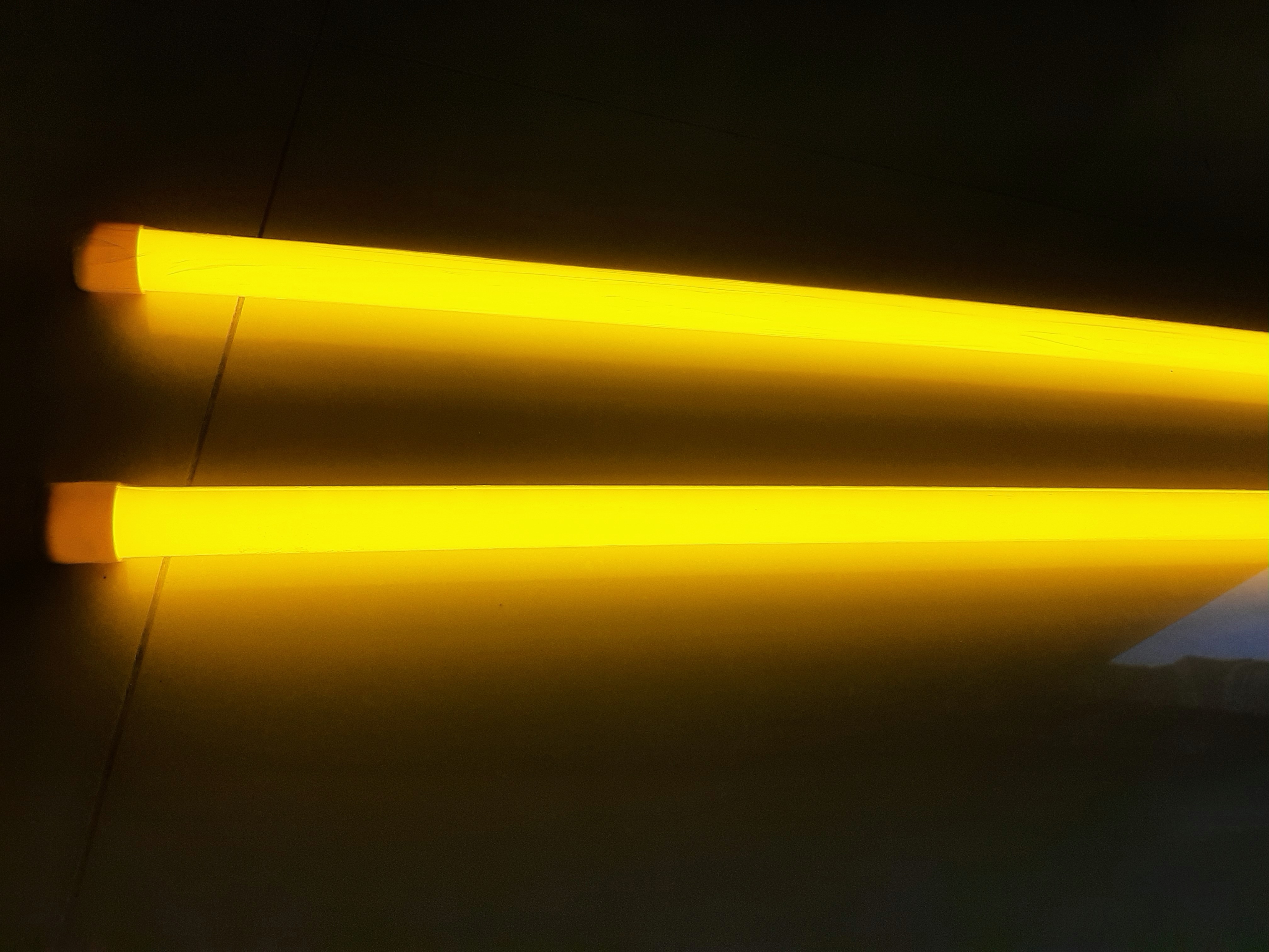 Combo 2 bóng đèn led tuýp 1m2 màu vàng T8 trang trí chống nước 18W, có sẵn phích cắm điện