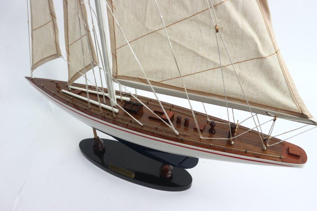 Mô hình du thuyền đua ENTERPRISE (hàng sơn trắng xanh) - 60cm
