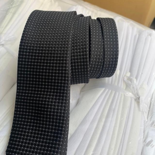 Cà vạt đen chấm bi bản nhỏ 6cm - Cavat Hàn quốc giangpkc