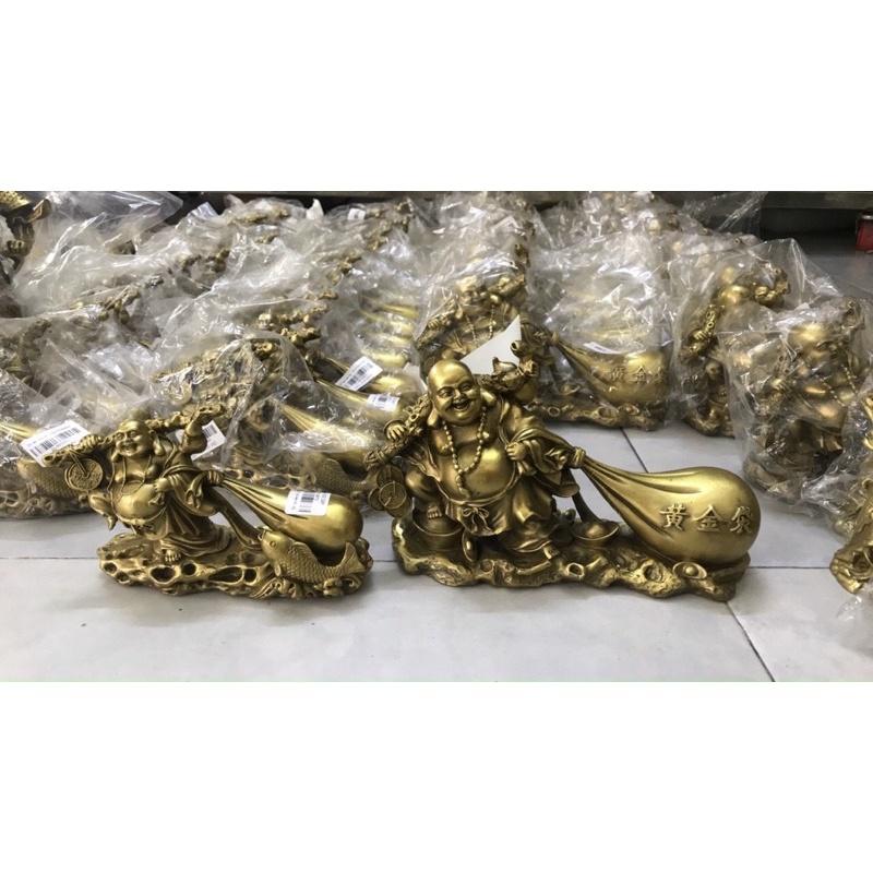 Tượng Di lặc kéo túi tiền để trên ô tô