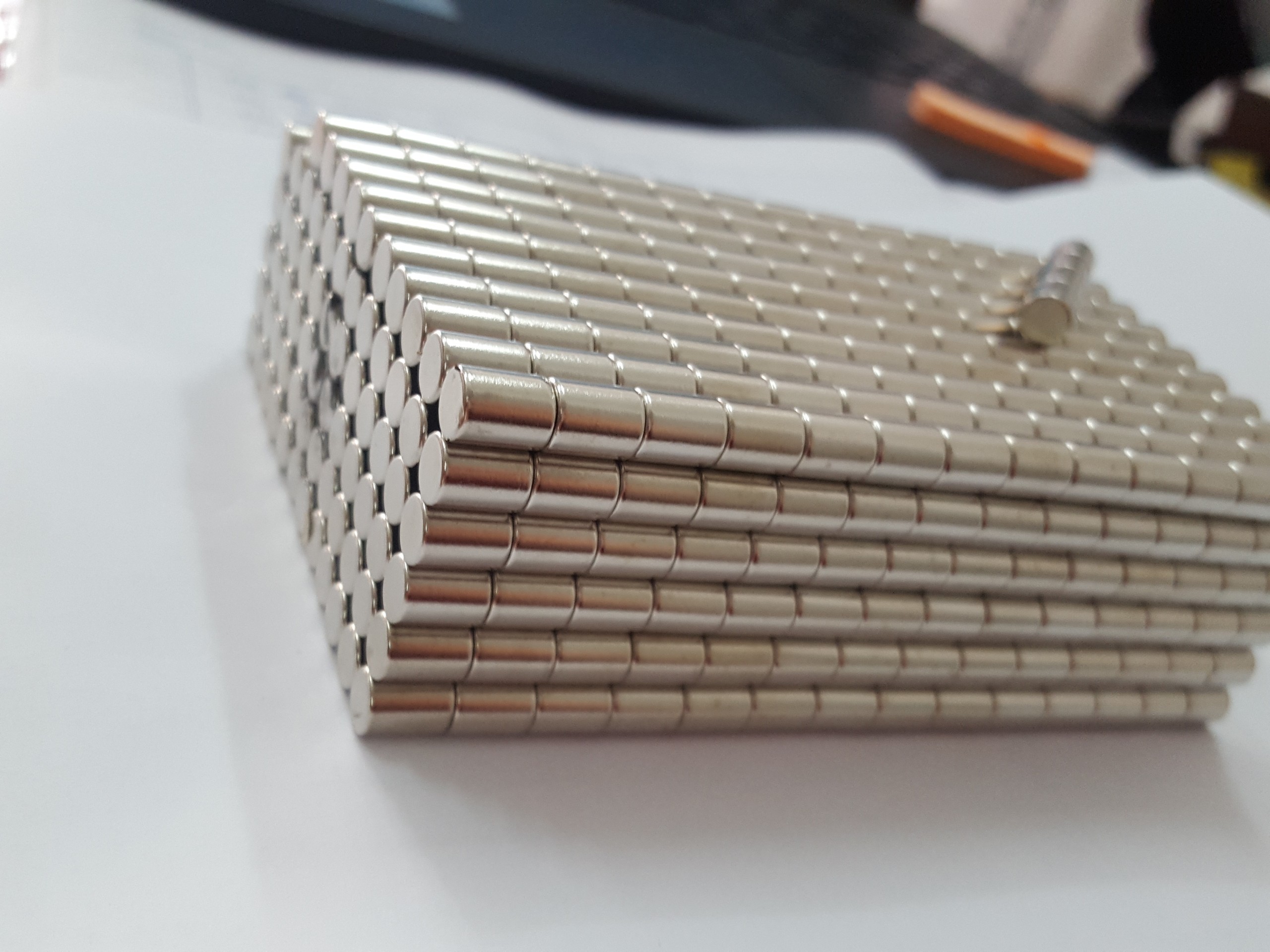 Nam châm viên trắng đất hiếm 6x8mm