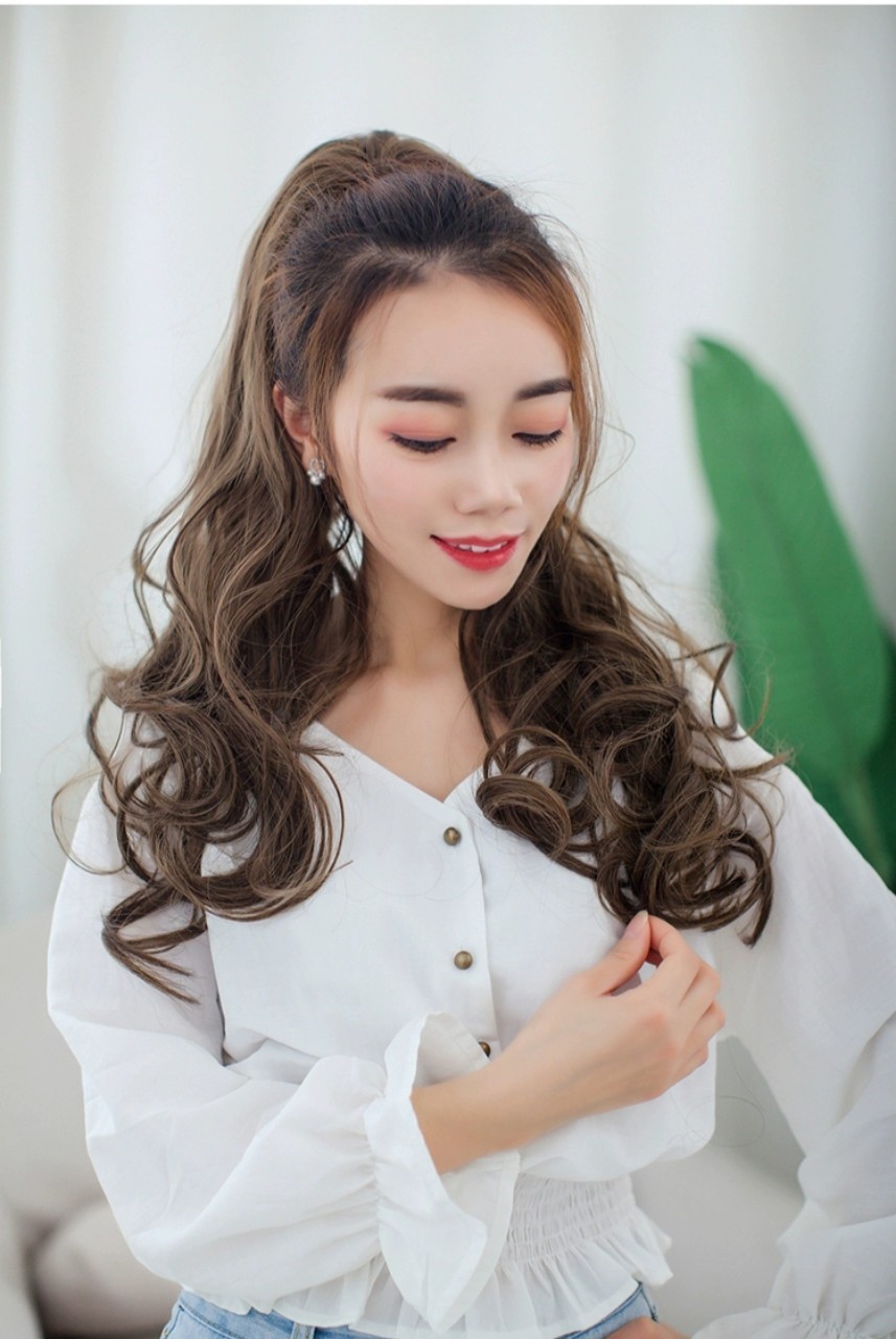 Tóc giả ngoặm xoăn dài quá xuất sắc giống tóc thật 100% cam kết y hình, chất tóc tơ cao cấp mềm mịn, dùng nhiệt bấm, uốn, duỗi, gội thoải mái