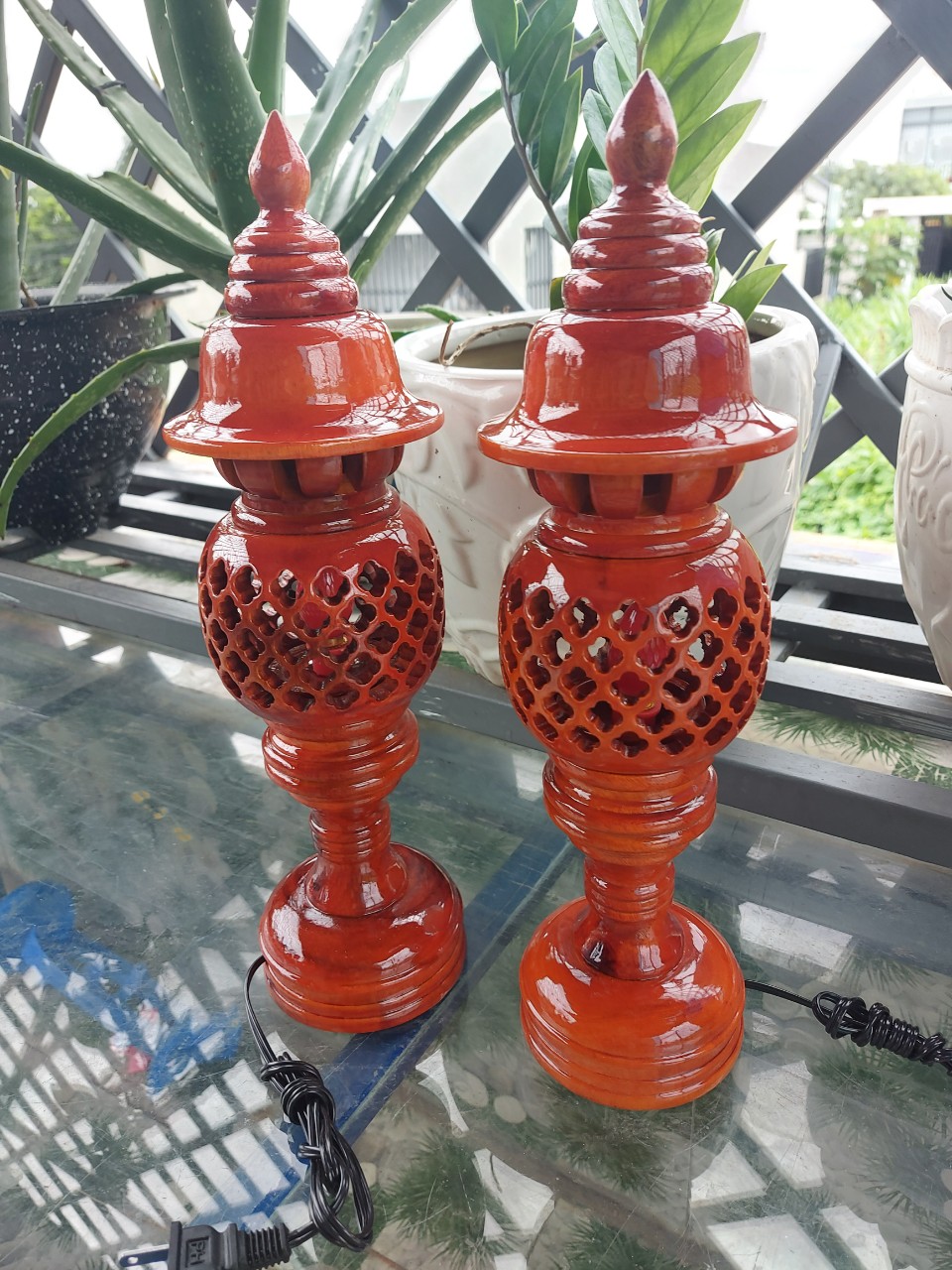 Cặp đèn thờ gỗ xà cừ cao 23cm