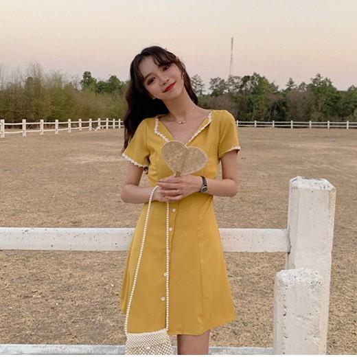 Đầm vàng cài nút cổ bẻ phối viền ren kiểu vintage