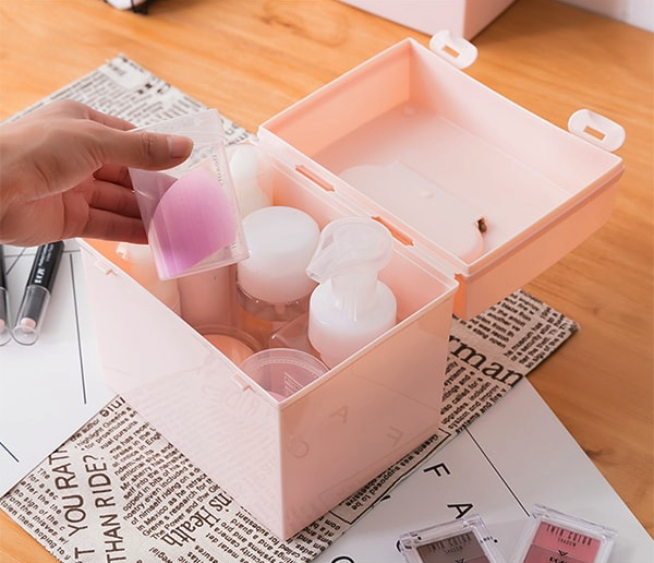 Hộp đựng mỹ phẩm, đồ trang điểm 2.1L thiết kế có quai xách và khóa gài nên rất chắc chắn, an toàn - nội địa Nhật Bản
