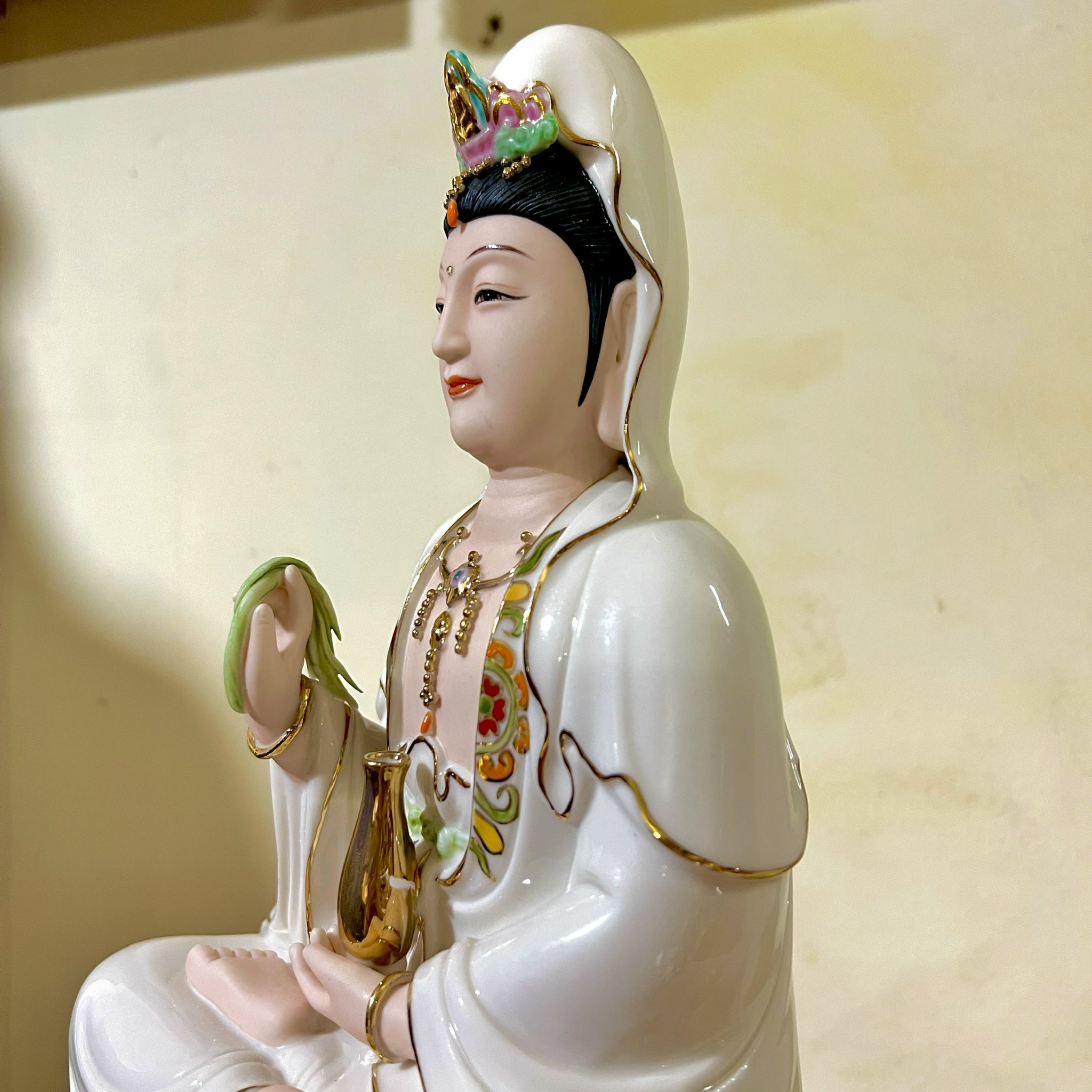 Tượng Quan Âm gốm sứ cao cấp ngồi trên đài sen cao 30.5cm