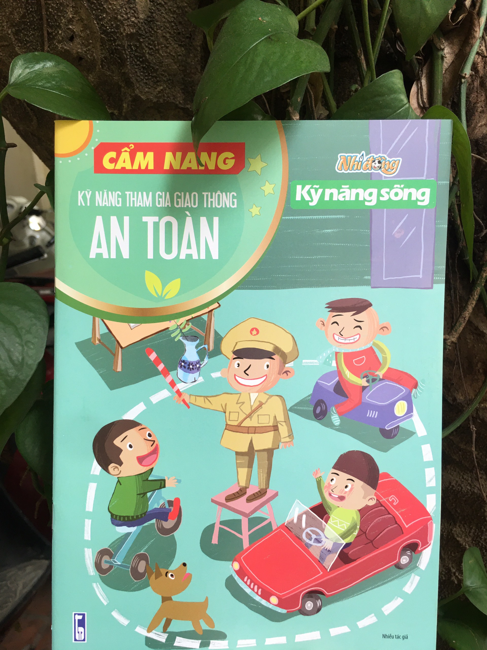 Bộ 03 cuốn Cẩm nang Kỹ năng Sống cho bé: Cẩm nang Kỹ năng tham gia giao thông an toàn + Cẩm nang Kỹ năng sử dụng Internet an toàn + Cẩm nang Phòng tránh xâm hại trẻ em