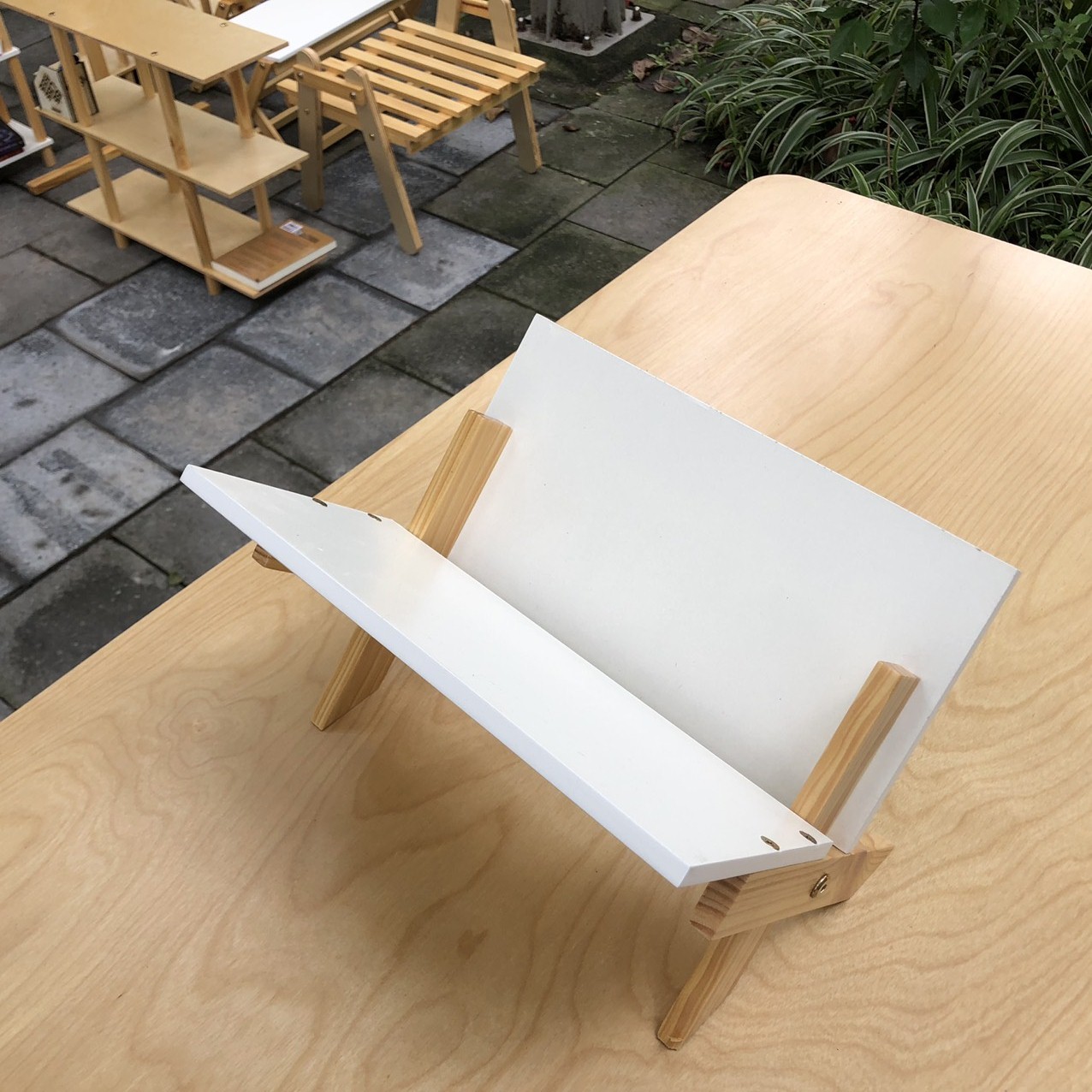 Kệ Giá sách gỗ tự nhiên để bàn loại chân chéo,thiết kế tháo lắp thông minh của KNF Furniture