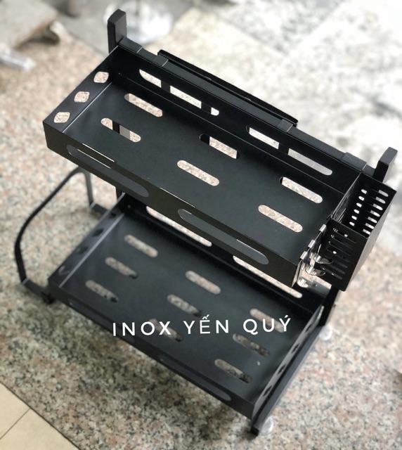 Giá 2 tầng đế tấm đựng gia vị, dao thớt, đũa đầy đủ phụ kiện