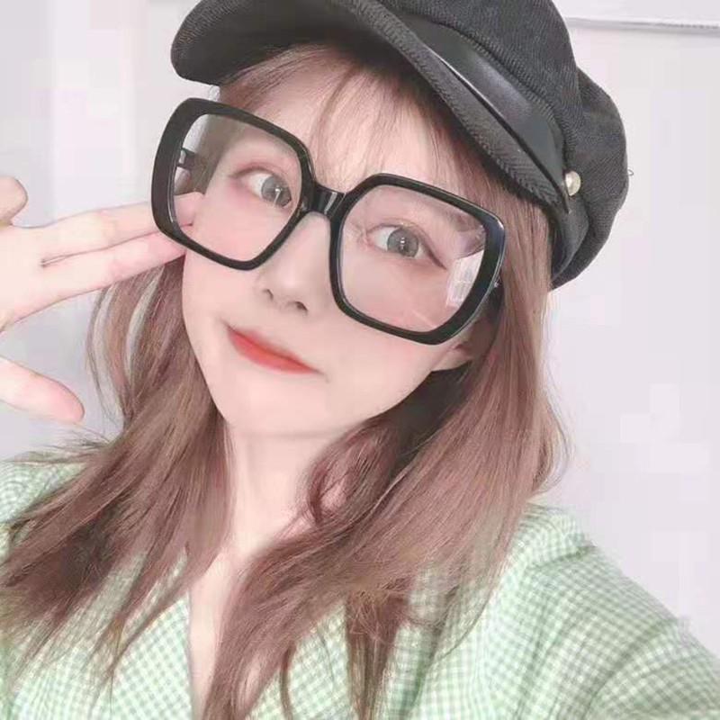 Gọng kính vuông phong cách Hàn Quốc