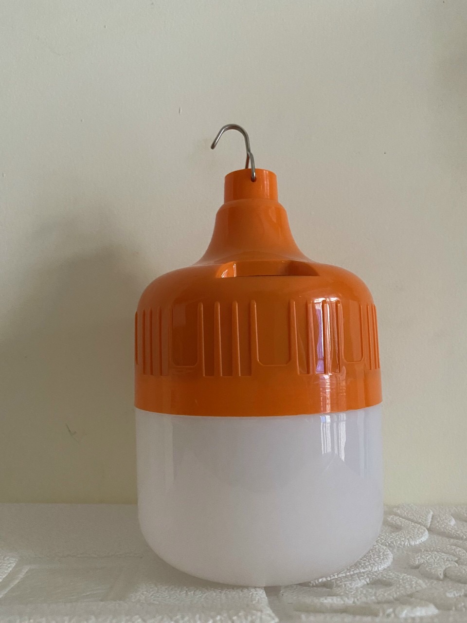 Đèn tích điện 300W, cổng sạc usb, có móc treo