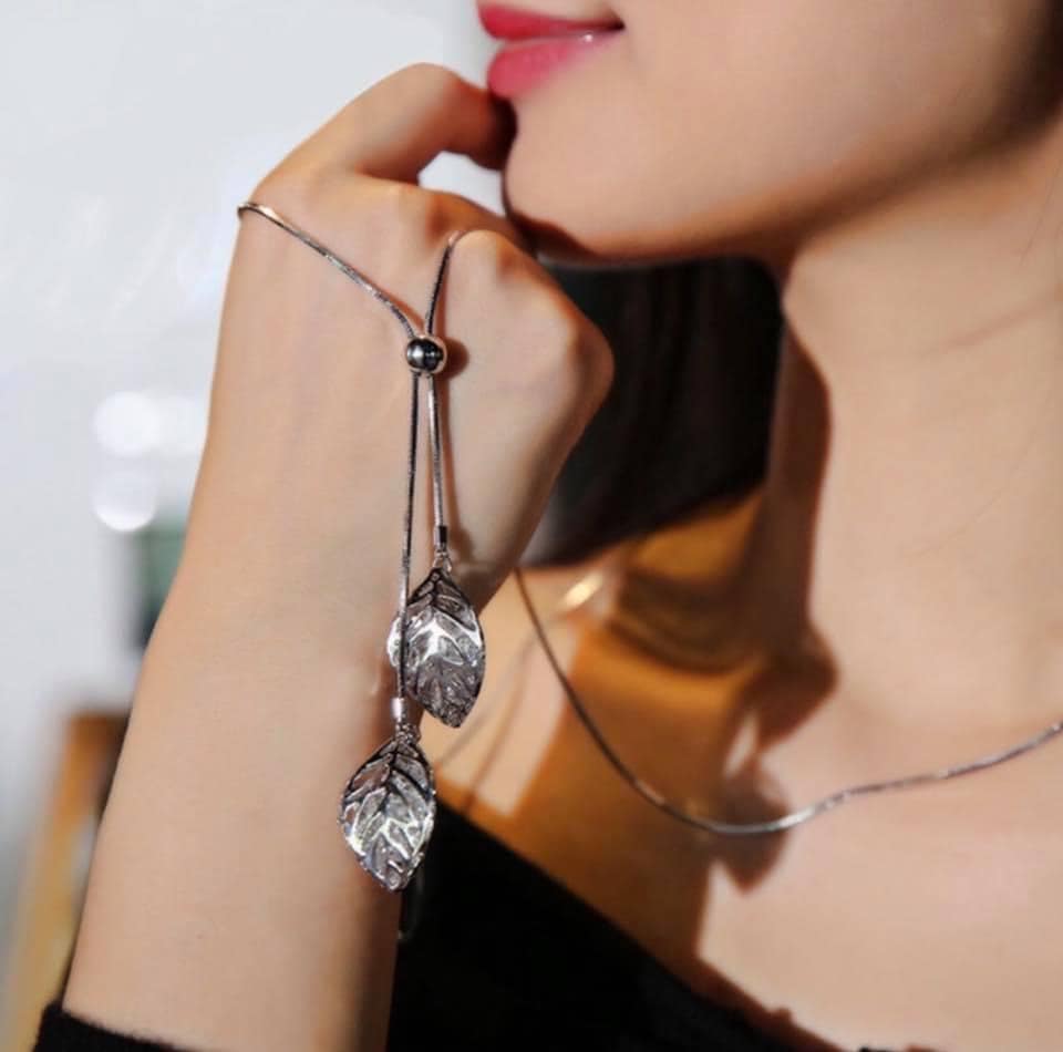 Dây đeo cổ, kết hợp mặt dây khối lá có hạt đá, thiết kế sang trọng, dễ phối thời trang, kèm ảnh shop chụp
