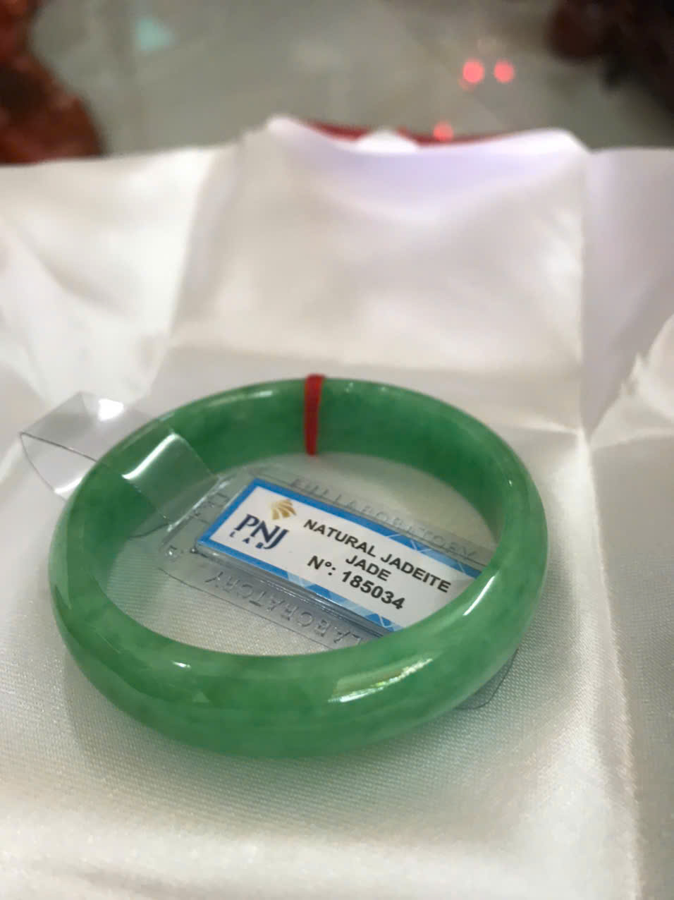 Vòng Tay Nữ Đá Ngọc Cẩm Thạch Tự Nhiên Bản Hẹ Sịn Đậu Lý Sao Ni 48mm Cao 12mm Dầy 6mm đã kiểm định kèm giấy chứng nhận P No 185034 Màu Xanh ngọc lý tươi bóng đều đẹp nữ tay nhỏ 35kg - 48kg ạ