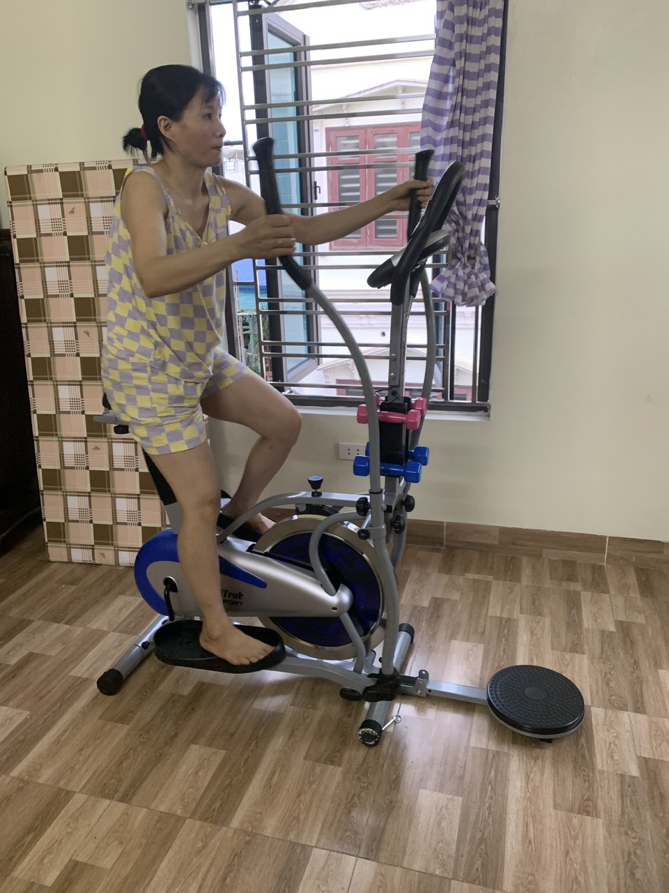 Xe đạp trong nhà liên hoàn tay chân 2085 ( tặng kèm 4 quả tạ tay và đĩa xoay eo), bánh đà 7kg chịu tải trọng 120kg an toàn cho gia đình sử dụng