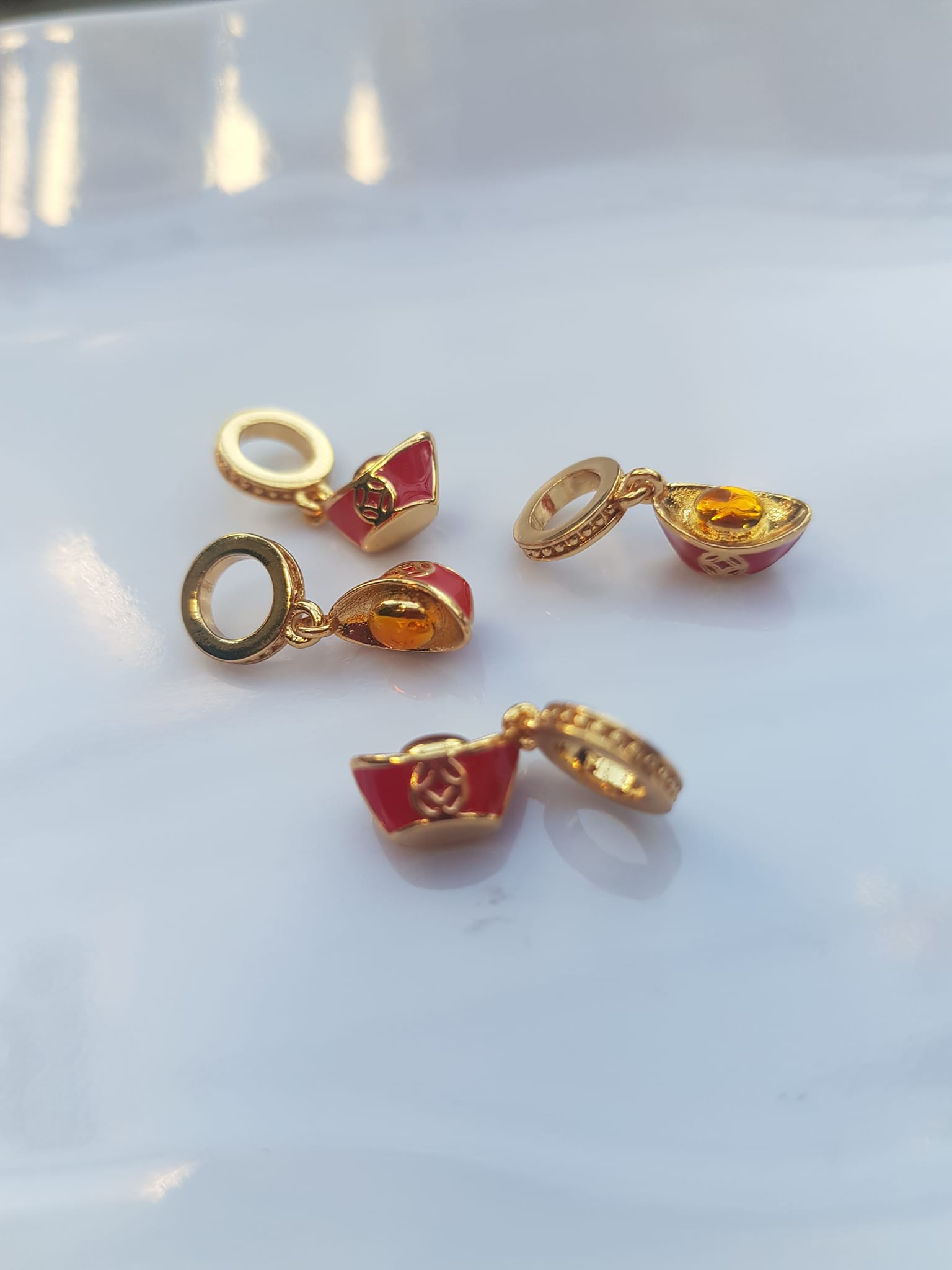 Phụ Kiện Charm Vòng Tay Nữ đẹp Hình Thỏi vàng đỏ mạ vàng kiểu đẹp Nữ đã có vòng tay hạt chuỗi , vòng tay kiểu thì charm thỏi vàng đỏ kiểu này vào đeo đẹp may mắn xinh lắm ạ