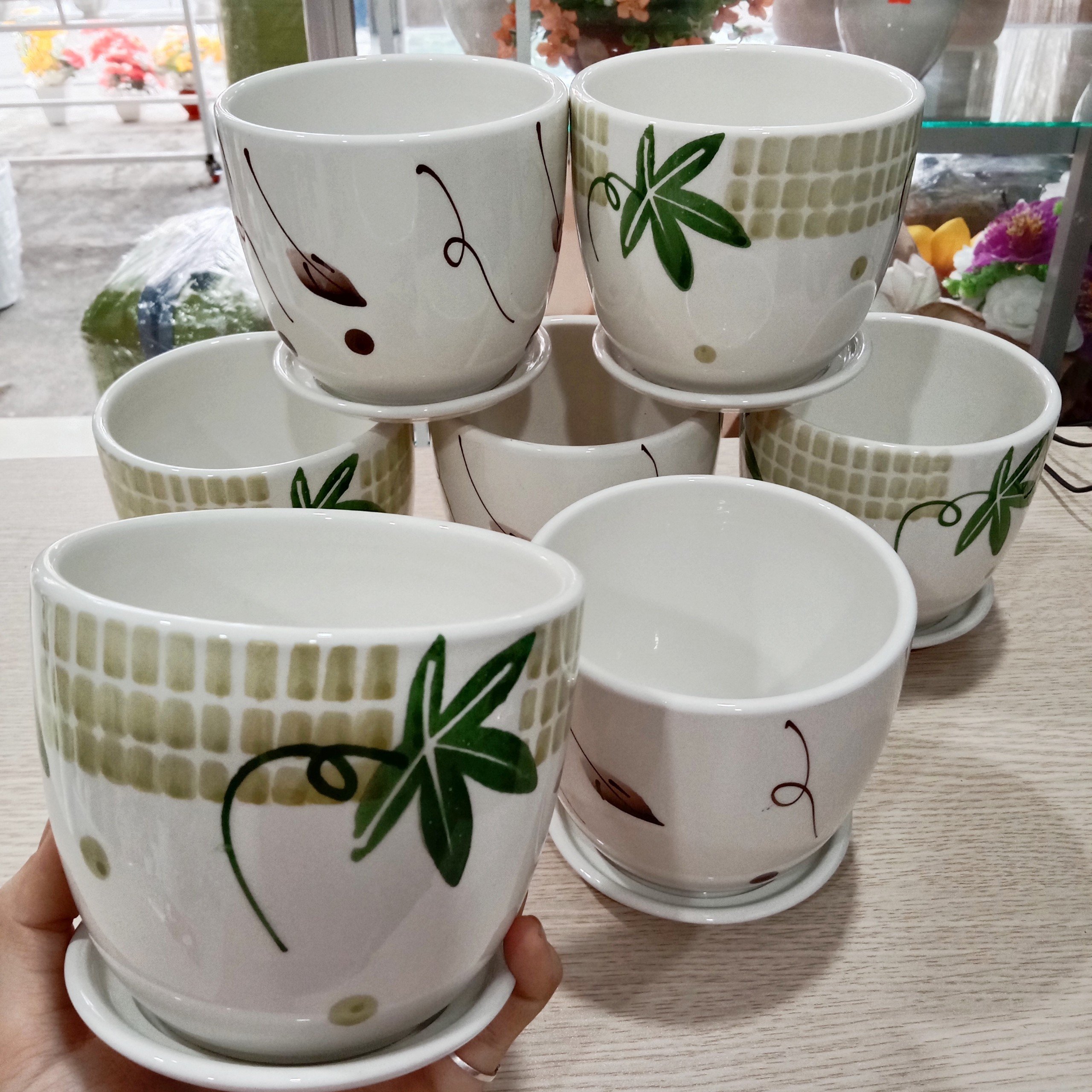 Chậu sứ cắm hoa giả hoặc tròng cây có dĩa hứng nước