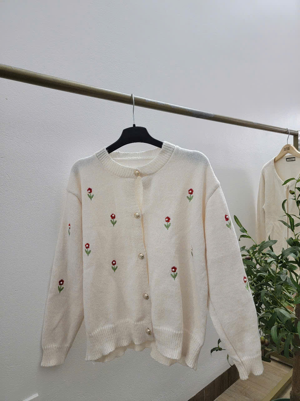 Áo len Cardigan màu trắng phối hoa đỏ (si tuyển) - Vân Phương Shop