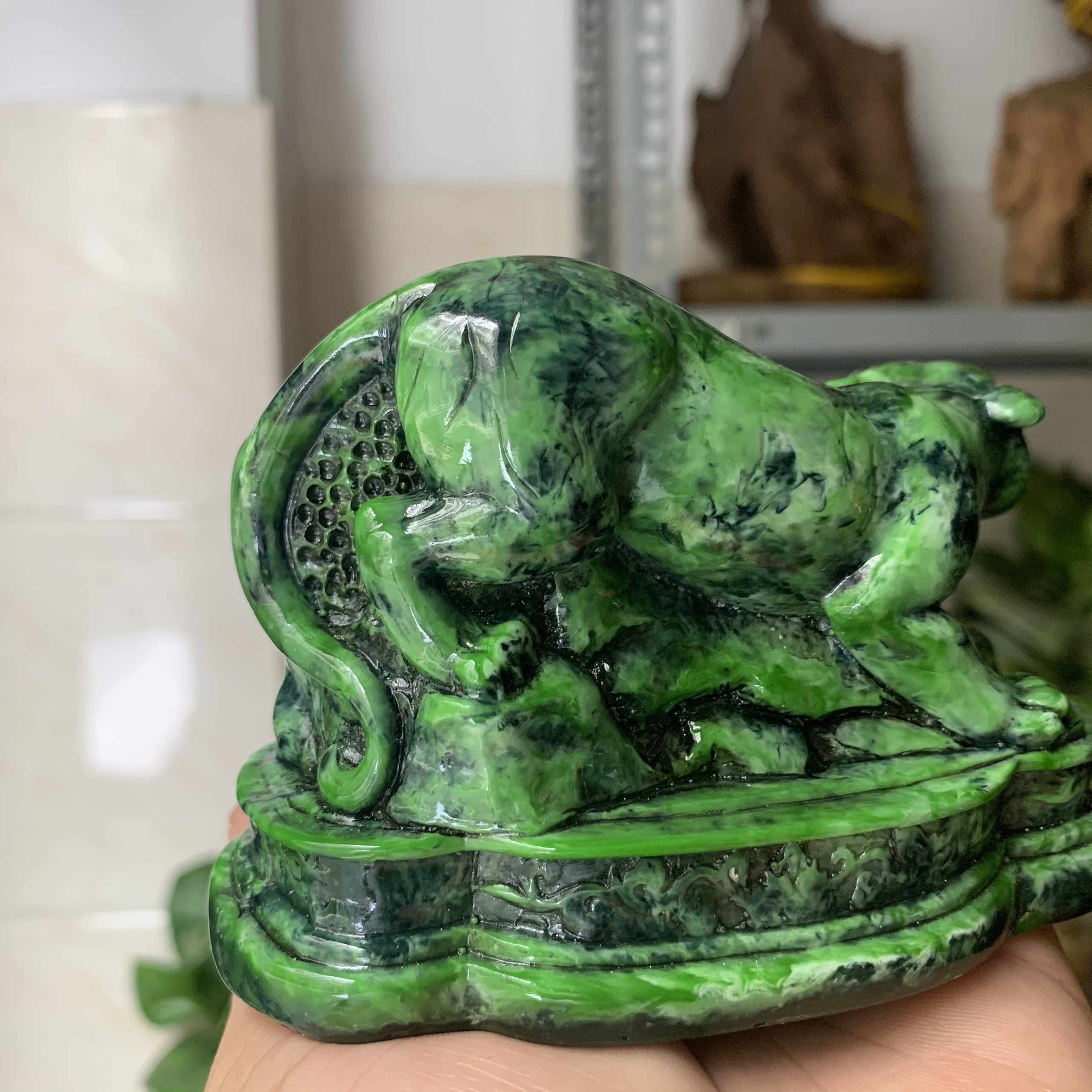 Tượng đá con Hổ trang trí phong thủy bàn làm việc trấn trạch - Màu xanh lục bích - Cao 8cm