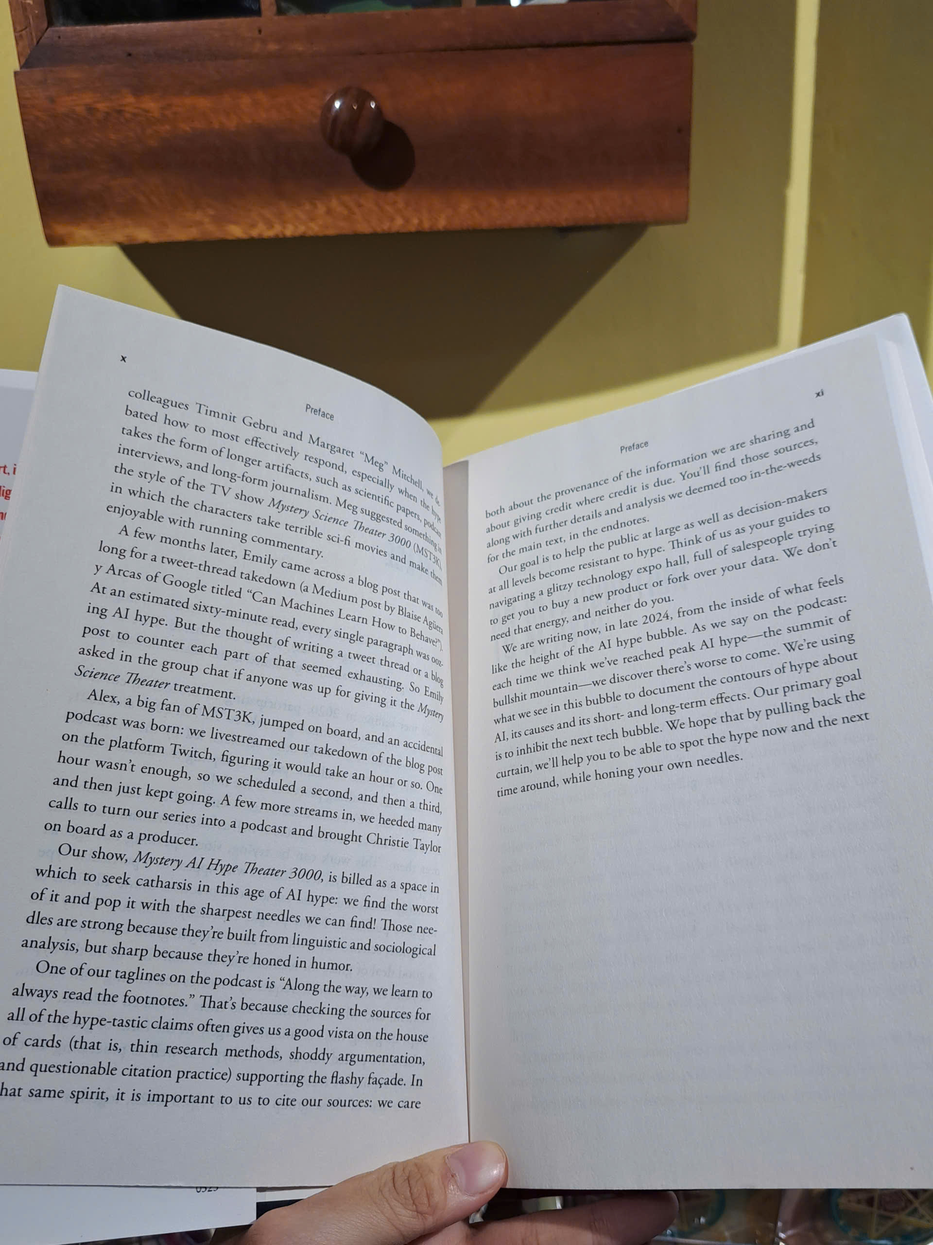 Sách - The AI Con - Emily M. Bender | Non Fiction / AI / Technology / Ngoại văn bìa cứng nhập khẩu