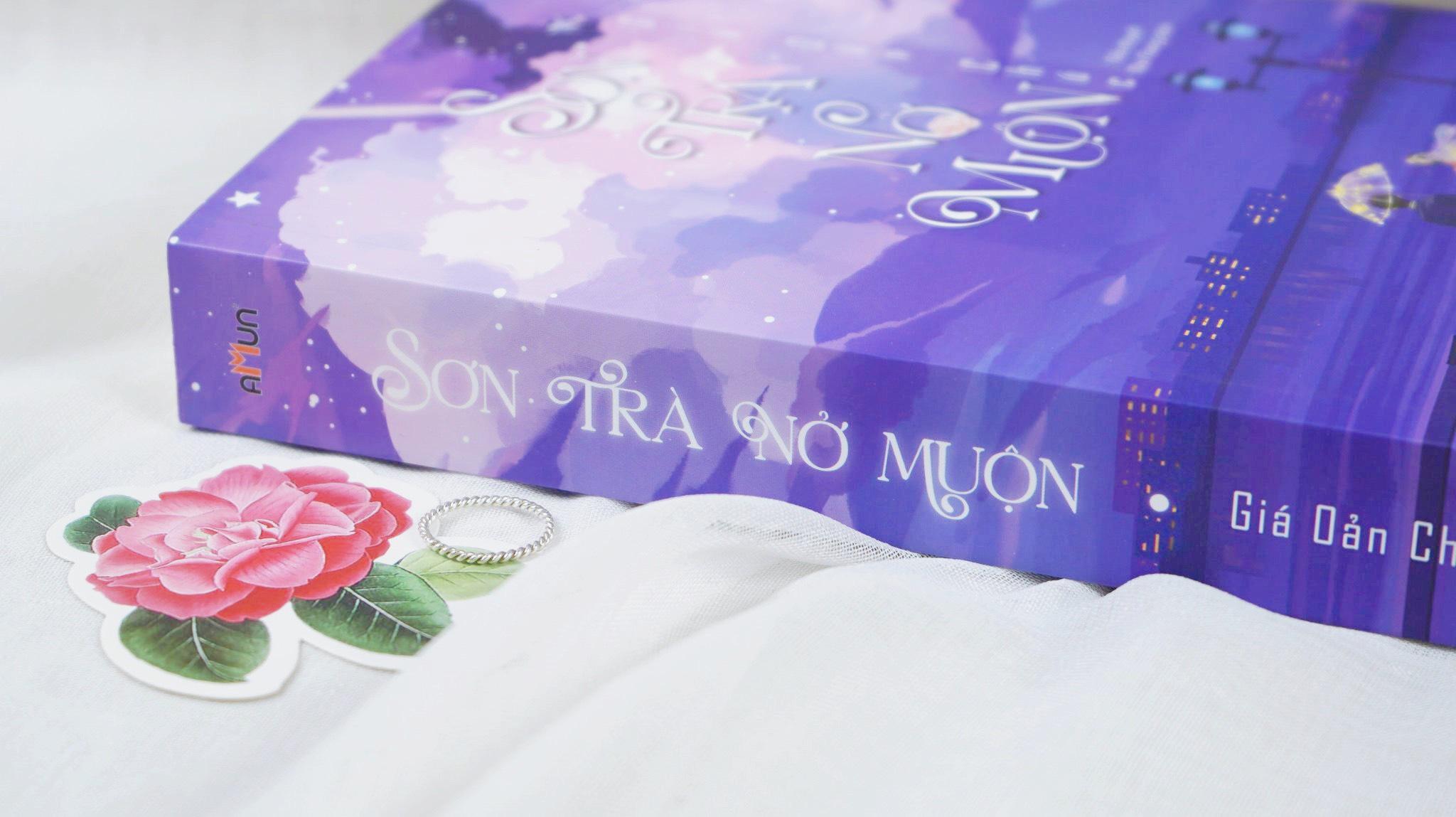 Sơn Trà Nở Muộn - Tặng Kèm 1 Bookmark Hoa Sơn Trà + 1 Bookmark Chiếc Bật Lửa + 1 Postcard