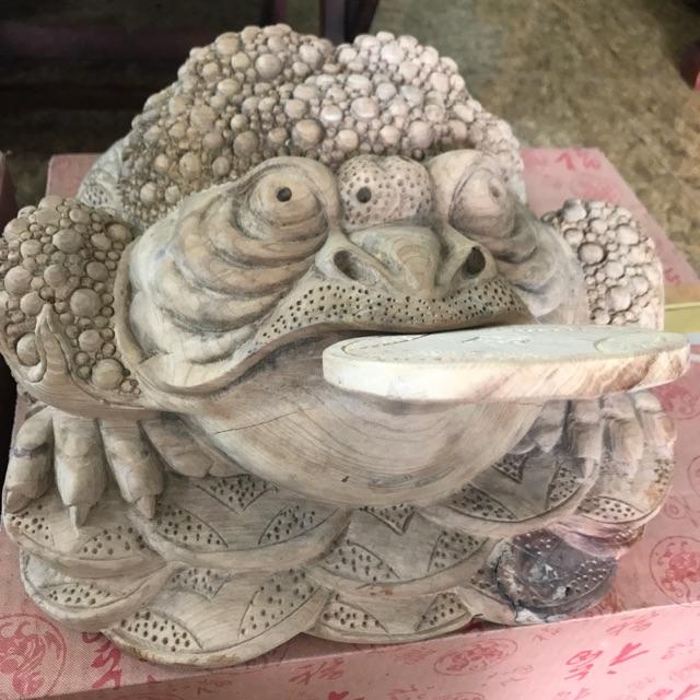 Tượng Cóc Gỗ Ngọc Am Ngậm Tiền giữ tiền thơm nhẹ size 32cm x 34cm Anh Chị trưng phòng khách nhà công ty may mắn tài lộc ạ