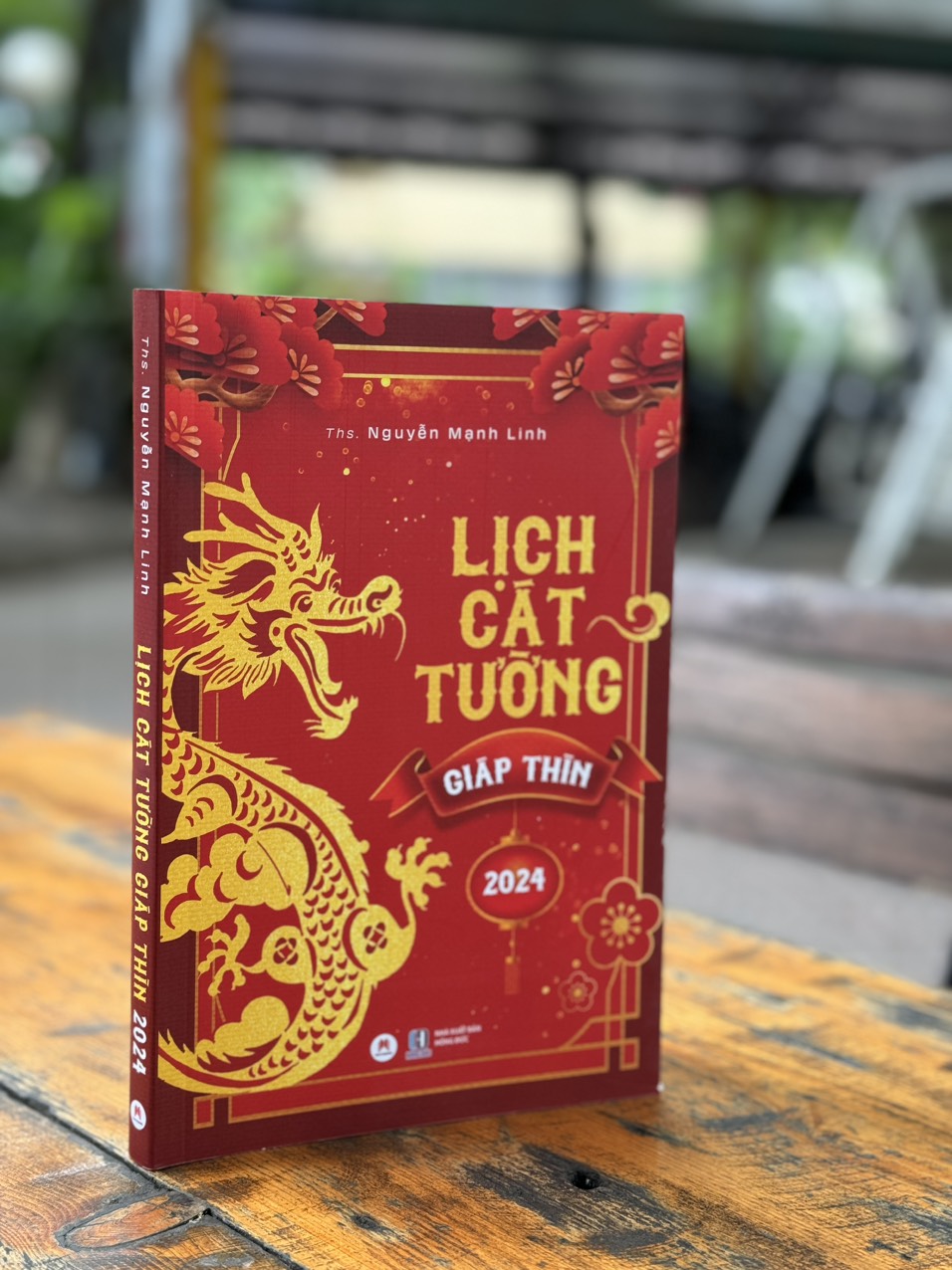 LỊCH CÁT TƯỜNG GIÁP THÌN 2024 - Ths. Nguyễn Mạnh Linh dịch - Huy Hoàng Book - Nhà xuất bản Hồng Đức.