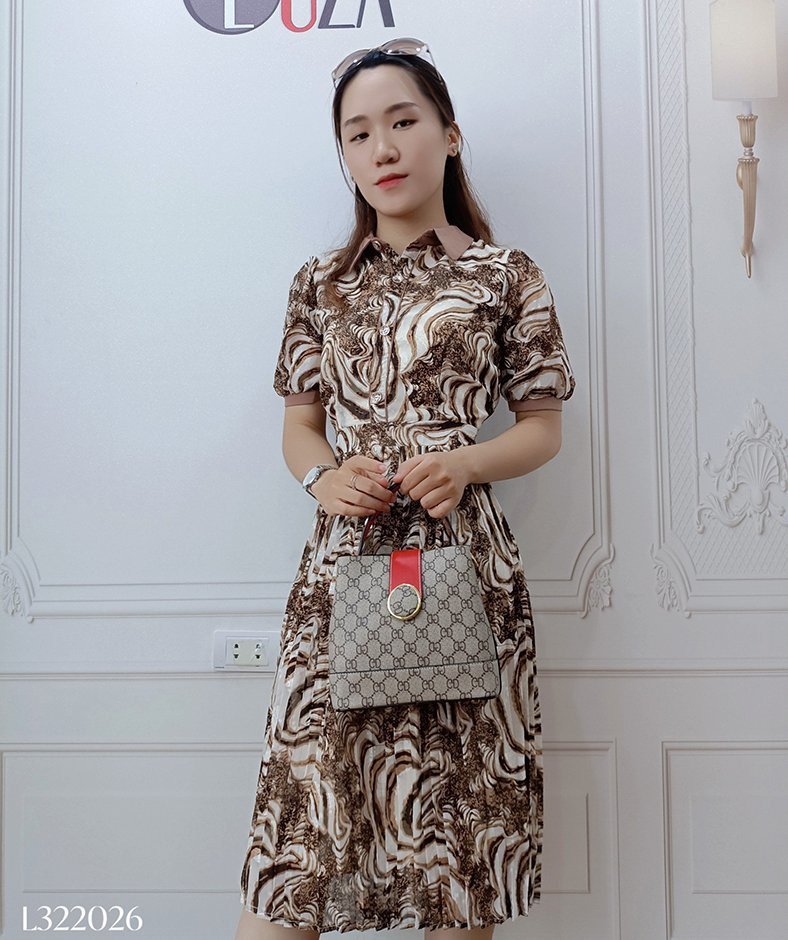 Váy cổ đức nền nâu họa tiết lượn sóng