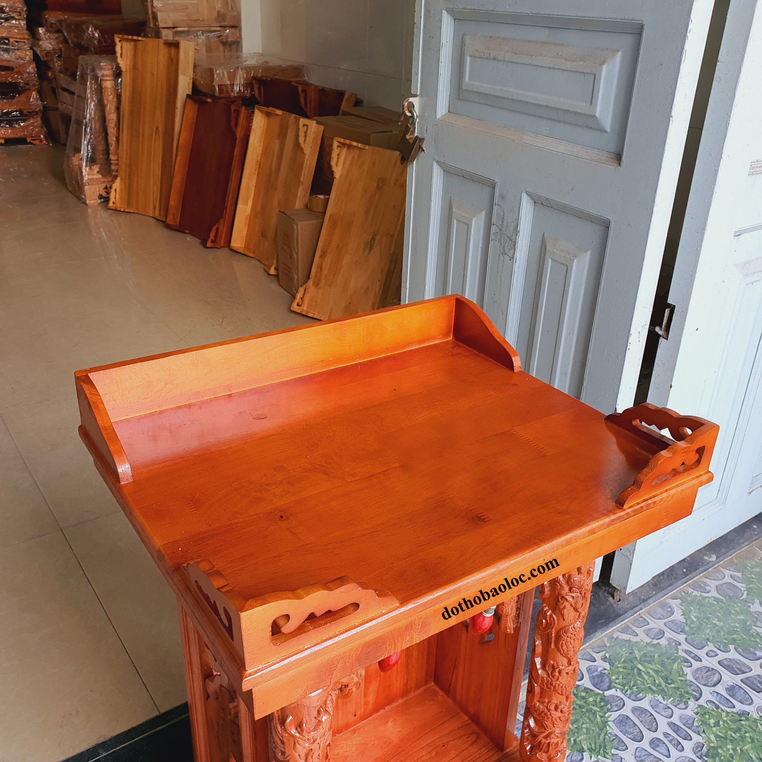 Bàn thờ treo tường gỗ tràm bông vàng 40cm – trơn đỏ